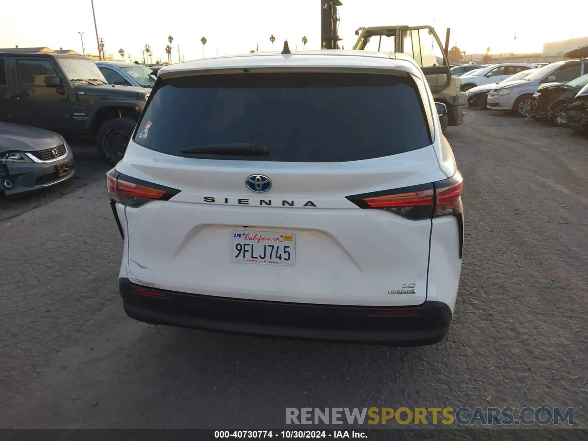 17 Photograph of a damaged car 5TDKRKEC0MS042054 TOYOTA SIENNA 2021
