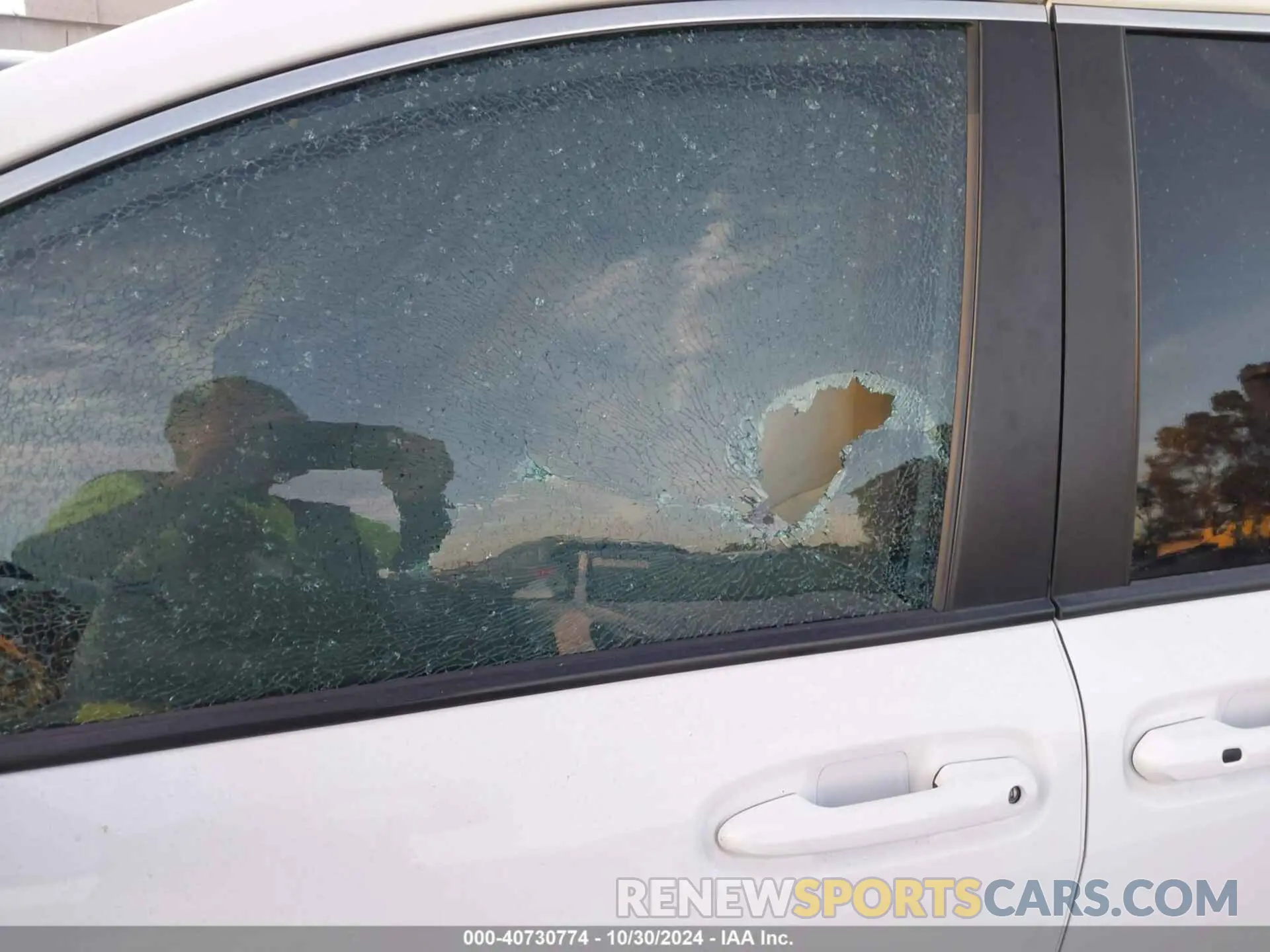 18 Photograph of a damaged car 5TDKRKEC0MS042054 TOYOTA SIENNA 2021
