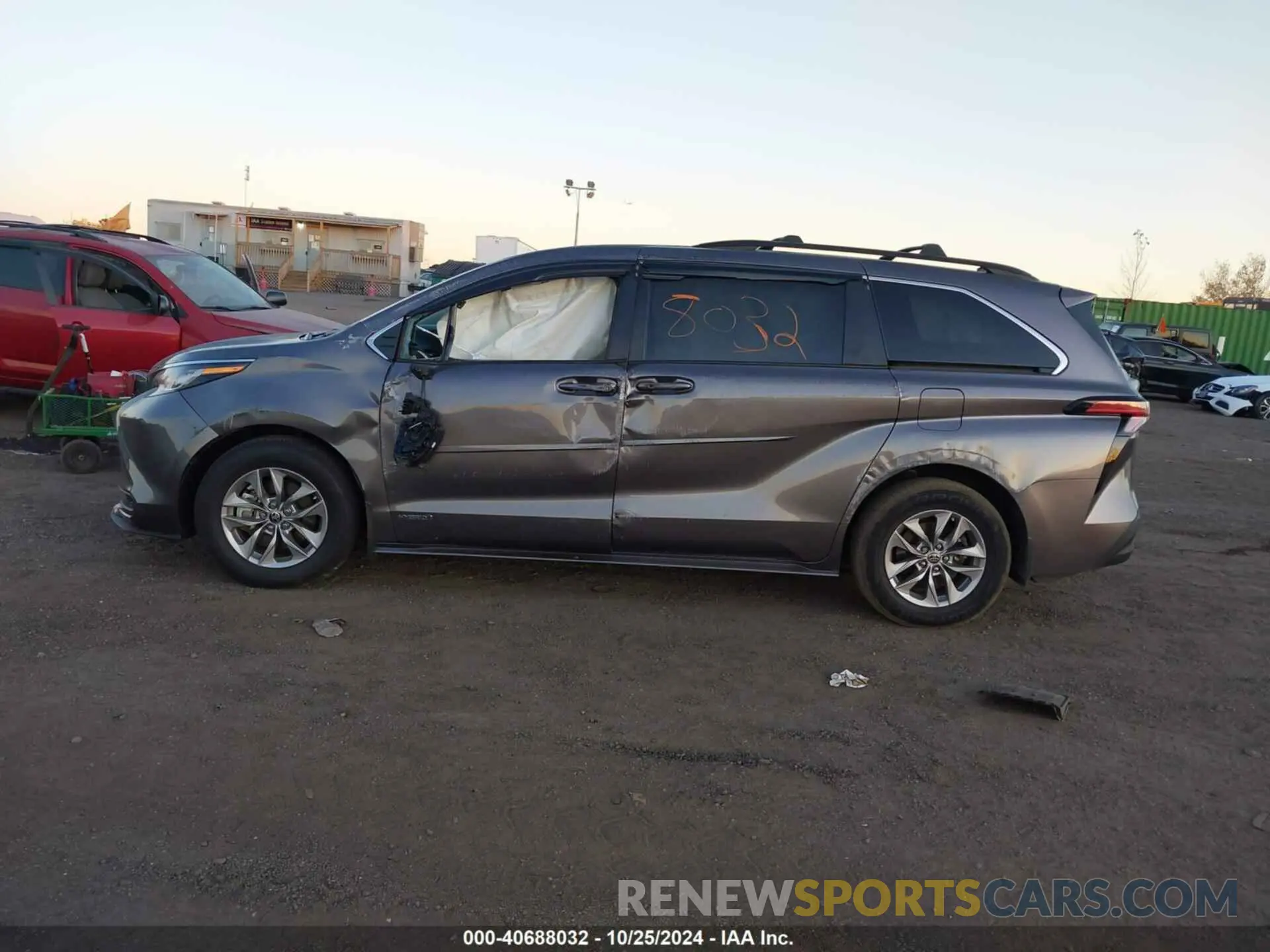 14 Photograph of a damaged car 5TDKRKEC2MS072169 TOYOTA SIENNA 2021