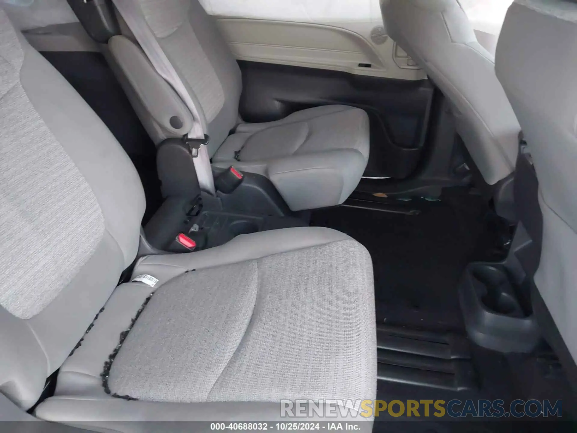 8 Photograph of a damaged car 5TDKRKEC2MS072169 TOYOTA SIENNA 2021