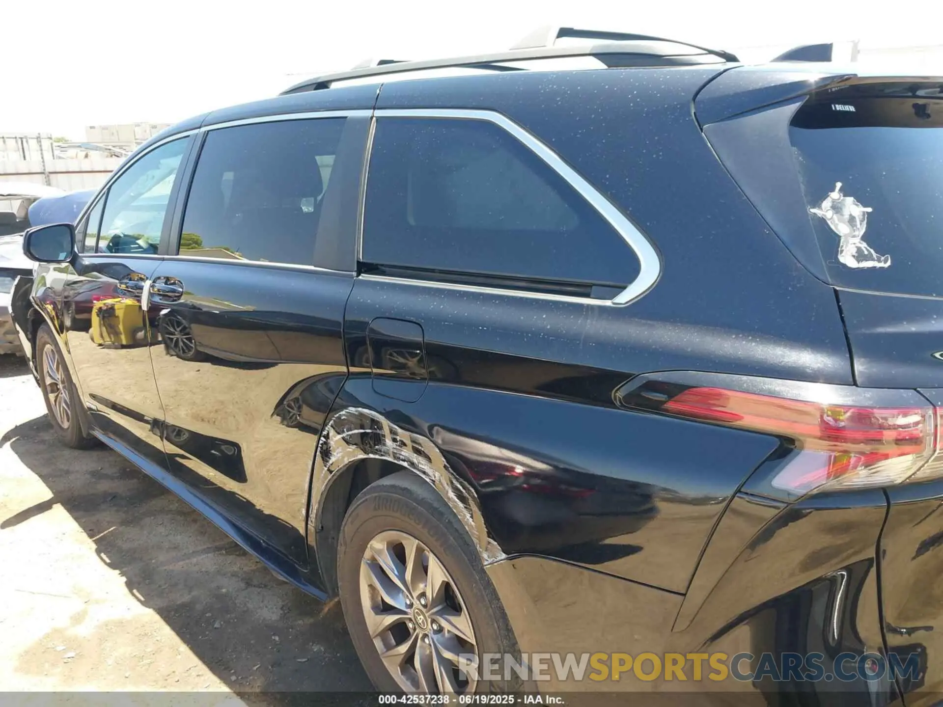 15 Photograph of a damaged car 5TDKRKEC3MS011073 TOYOTA SIENNA 2021