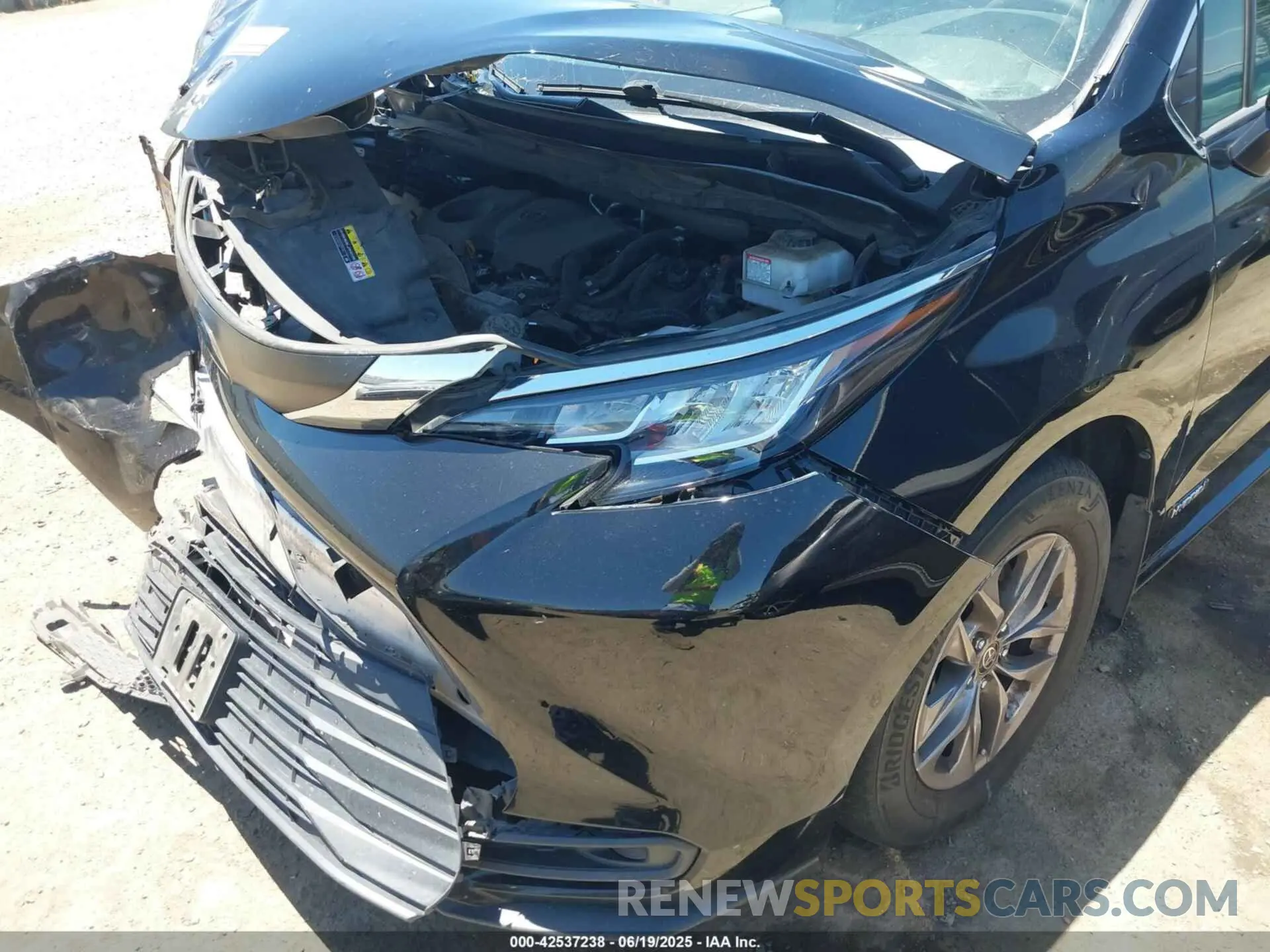 19 Photograph of a damaged car 5TDKRKEC3MS011073 TOYOTA SIENNA 2021