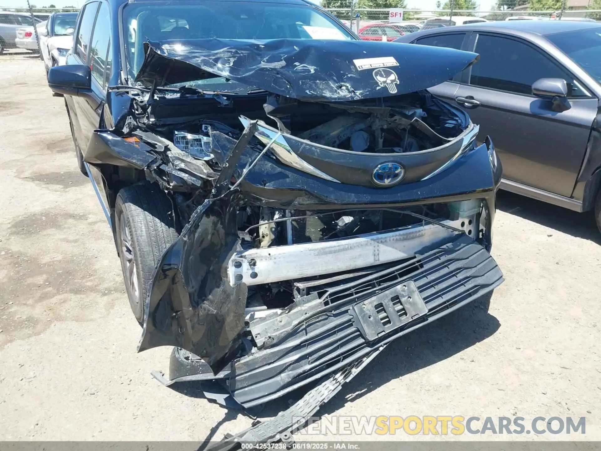 6 Photograph of a damaged car 5TDKRKEC3MS011073 TOYOTA SIENNA 2021