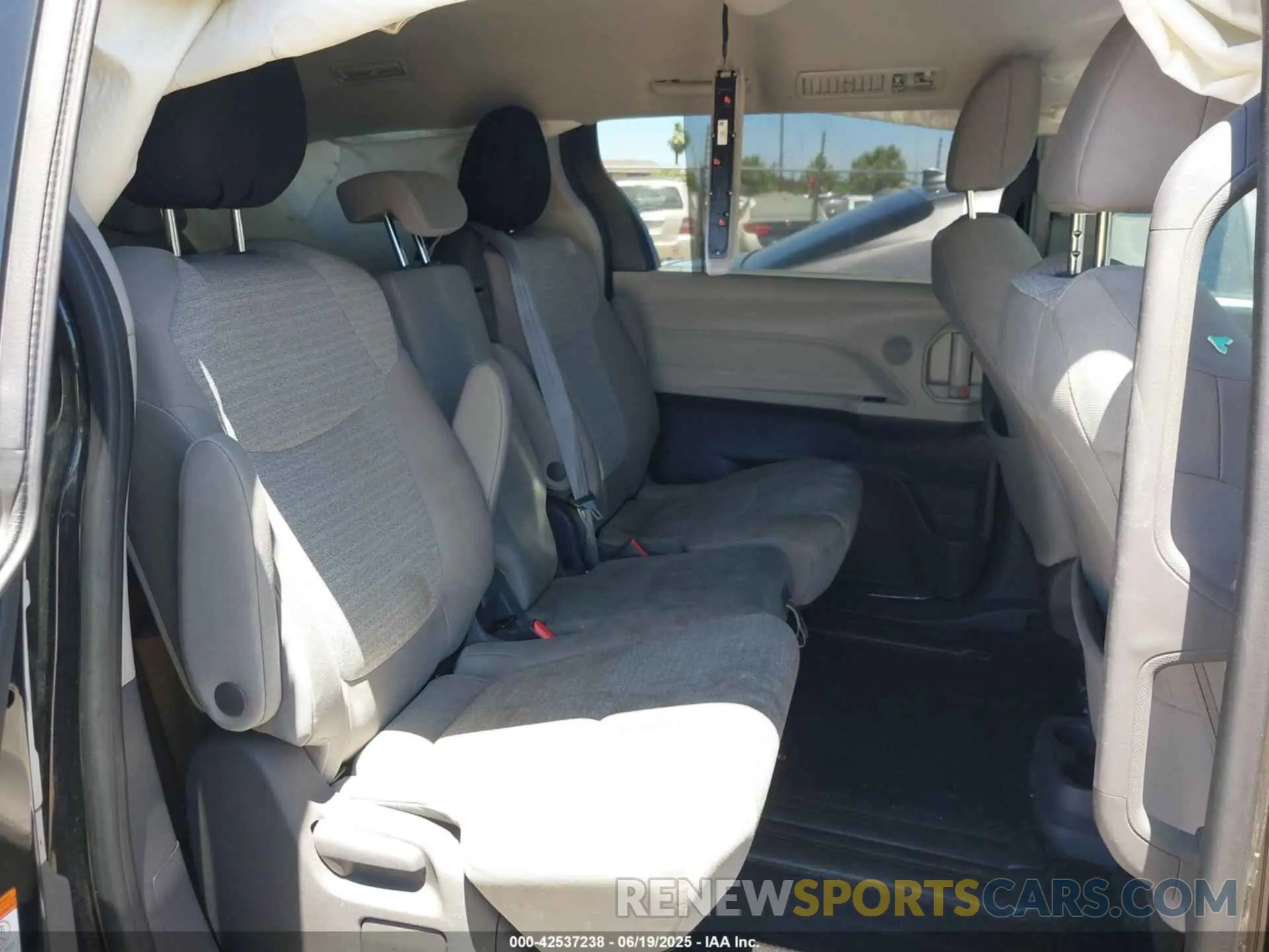 8 Photograph of a damaged car 5TDKRKEC3MS011073 TOYOTA SIENNA 2021