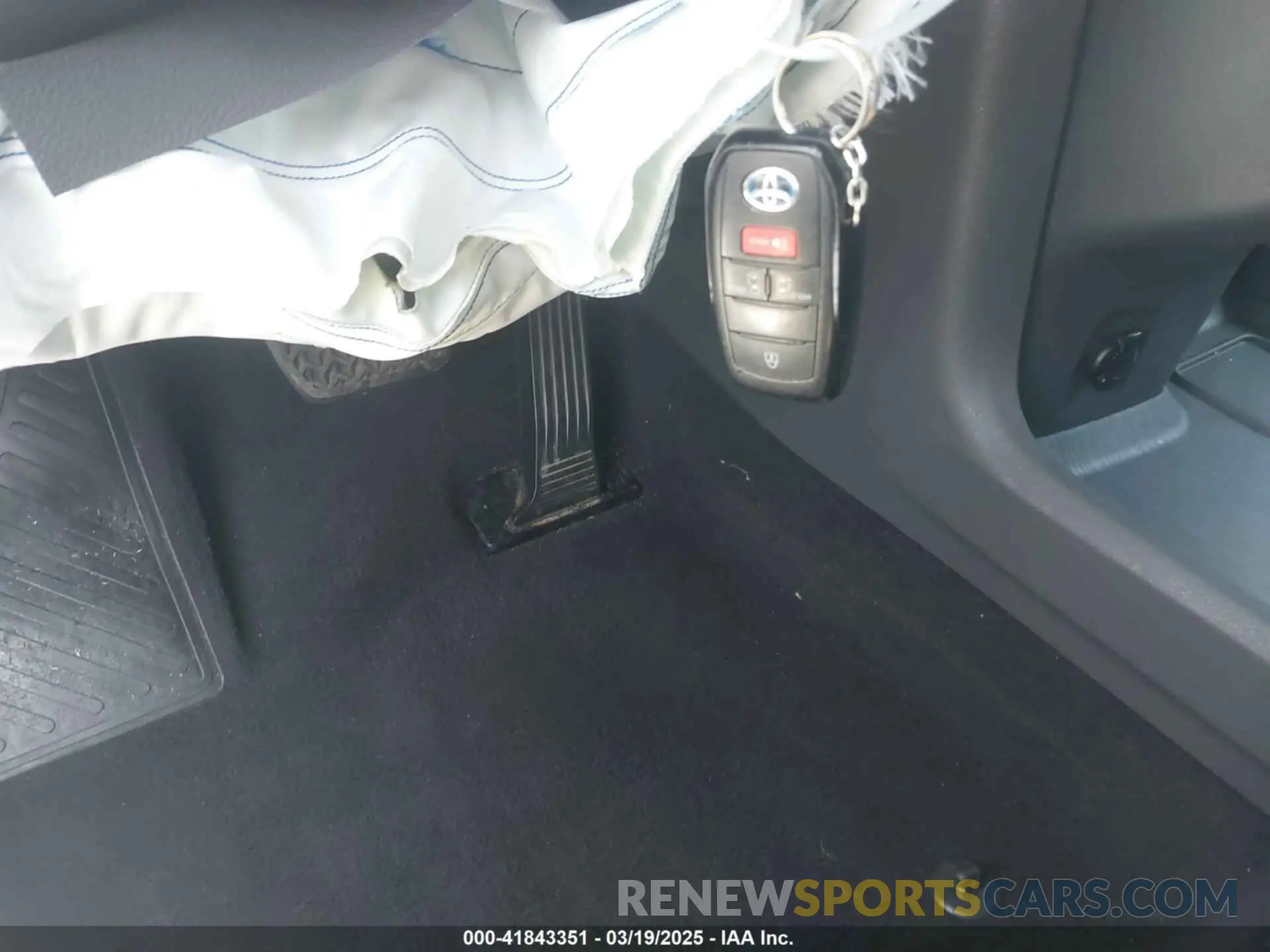 11 Photograph of a damaged car 5TDKRKEC3MS028830 TOYOTA SIENNA 2021