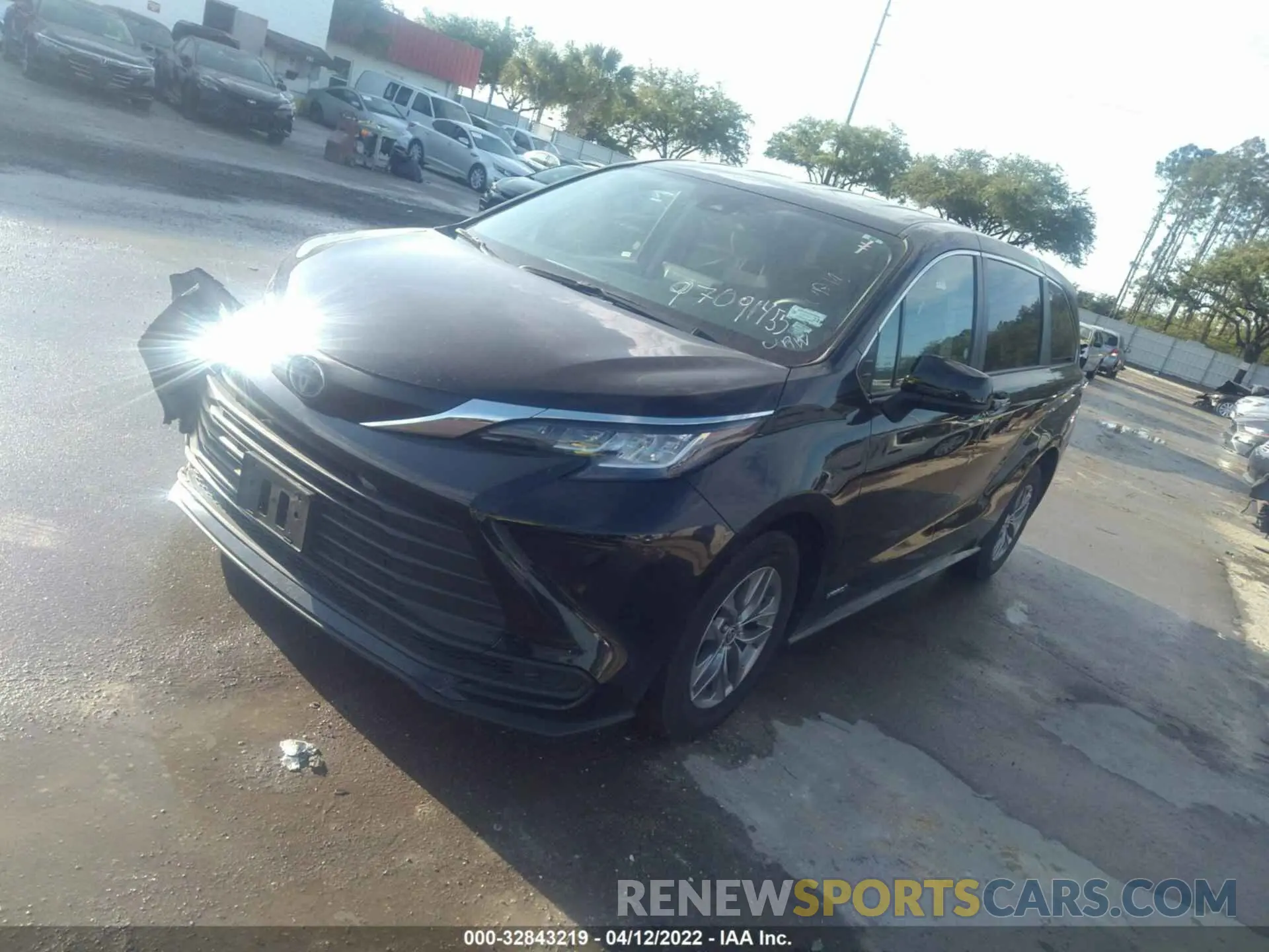 2 Photograph of a damaged car 5TDKRKEC3MS044249 TOYOTA SIENNA 2021