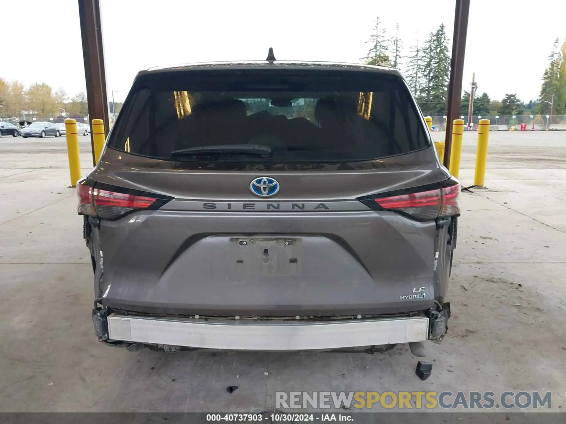 17 Photograph of a damaged car 5TDKRKEC5MS016873 TOYOTA SIENNA 2021
