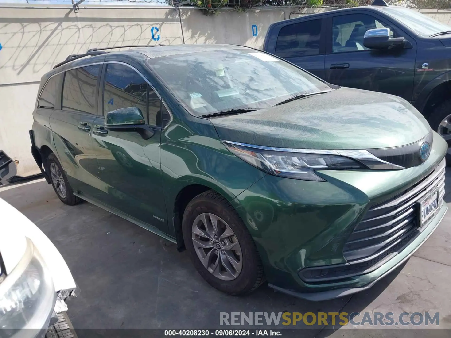 1 Photograph of a damaged car 5TDKRKEC6MS014551 TOYOTA SIENNA 2021