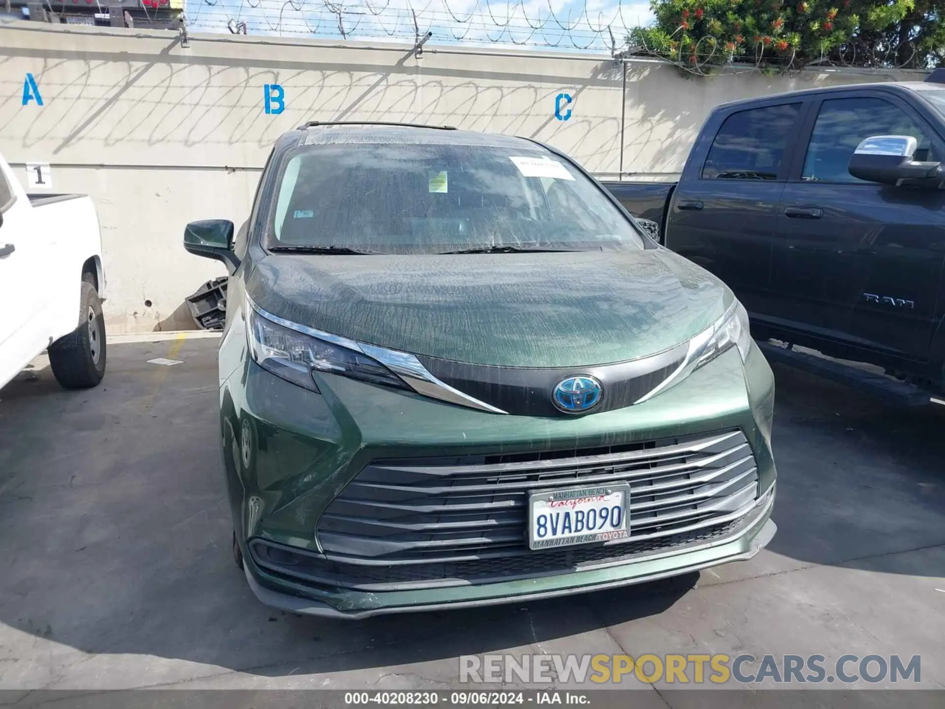 12 Photograph of a damaged car 5TDKRKEC6MS014551 TOYOTA SIENNA 2021