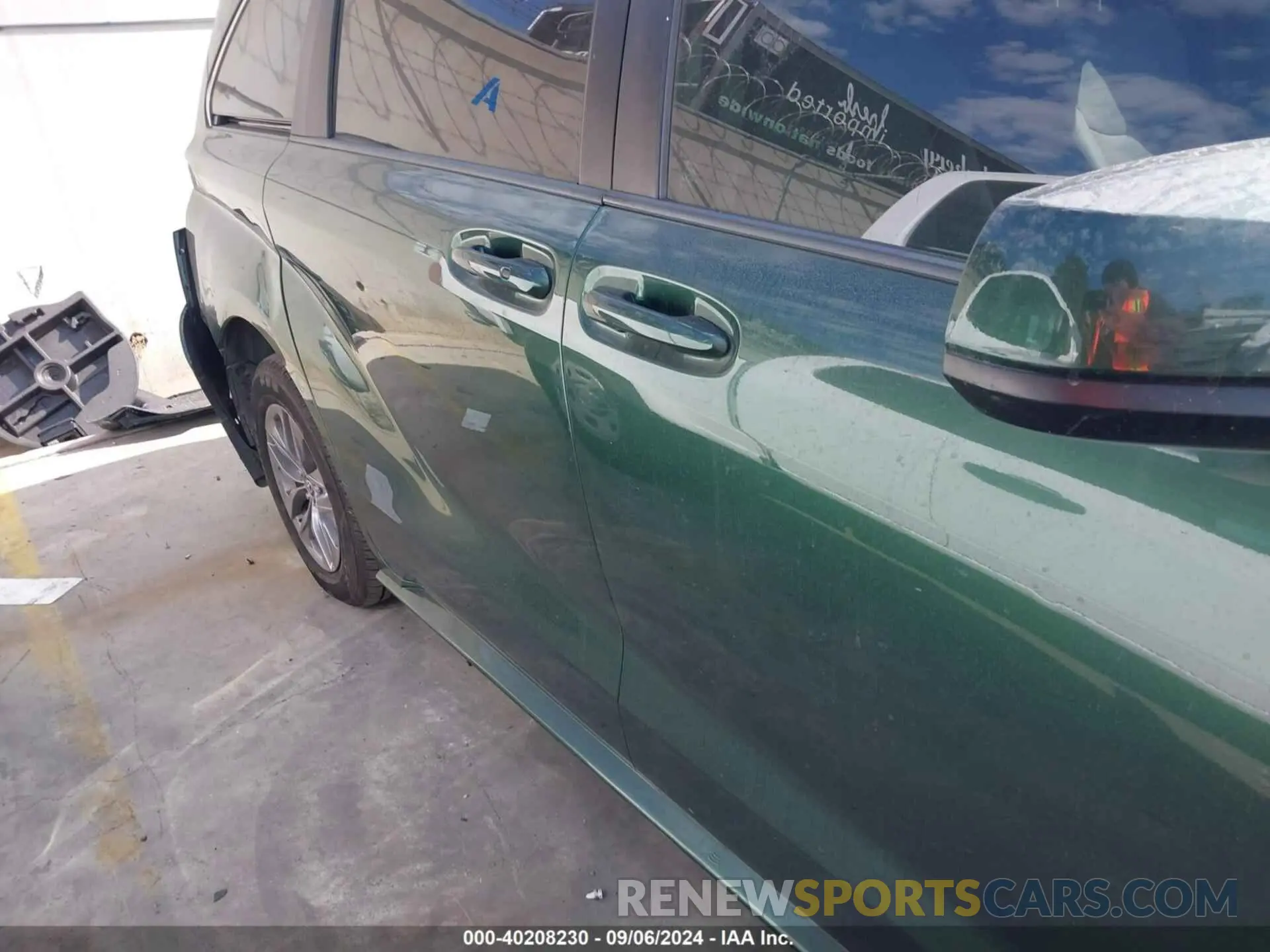 13 Photograph of a damaged car 5TDKRKEC6MS014551 TOYOTA SIENNA 2021