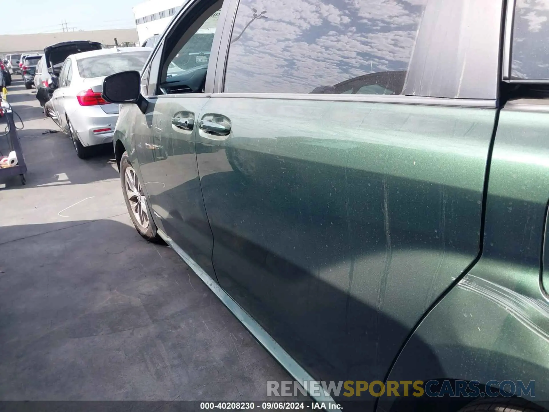 14 Photograph of a damaged car 5TDKRKEC6MS014551 TOYOTA SIENNA 2021
