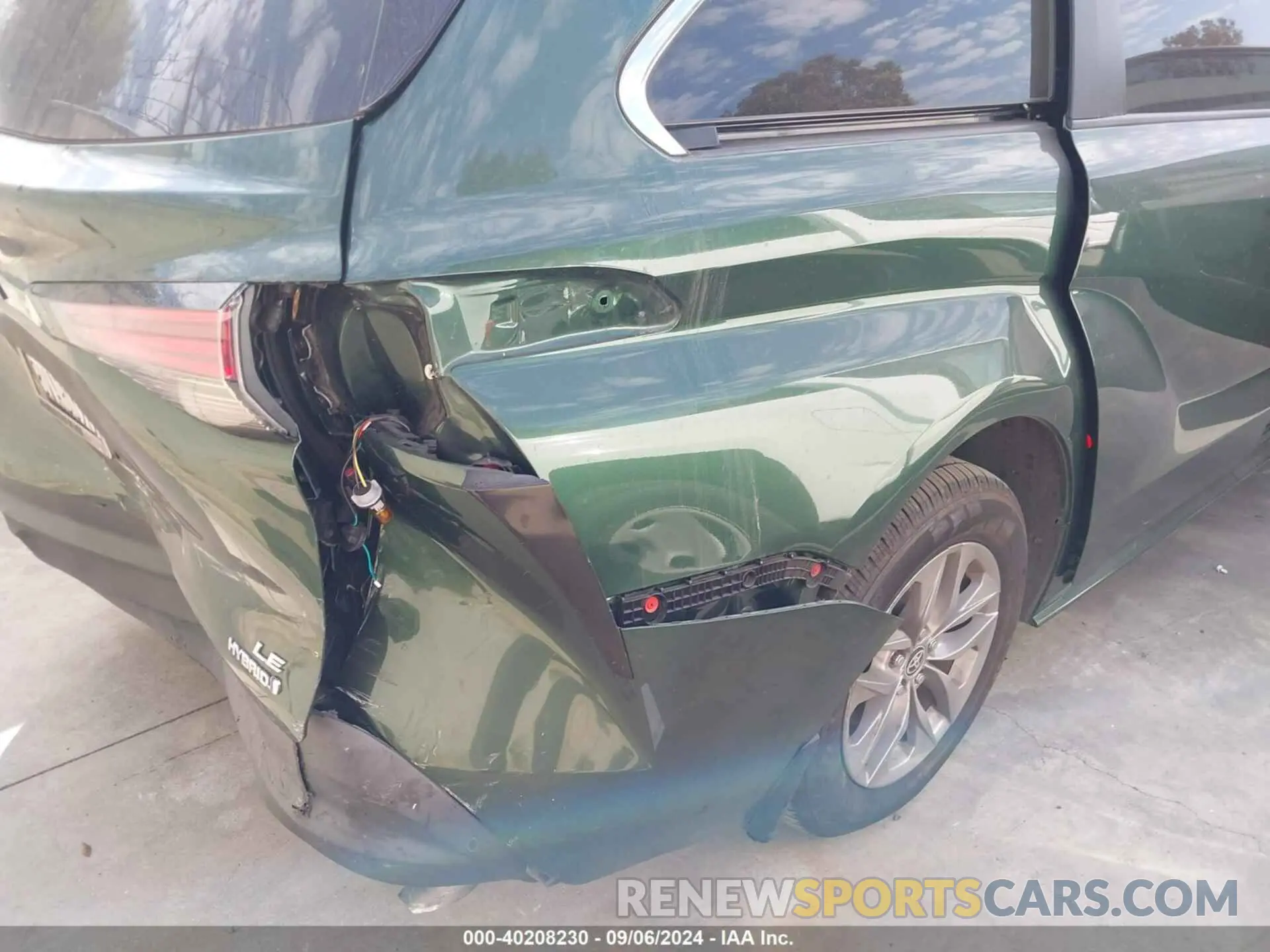 18 Photograph of a damaged car 5TDKRKEC6MS014551 TOYOTA SIENNA 2021