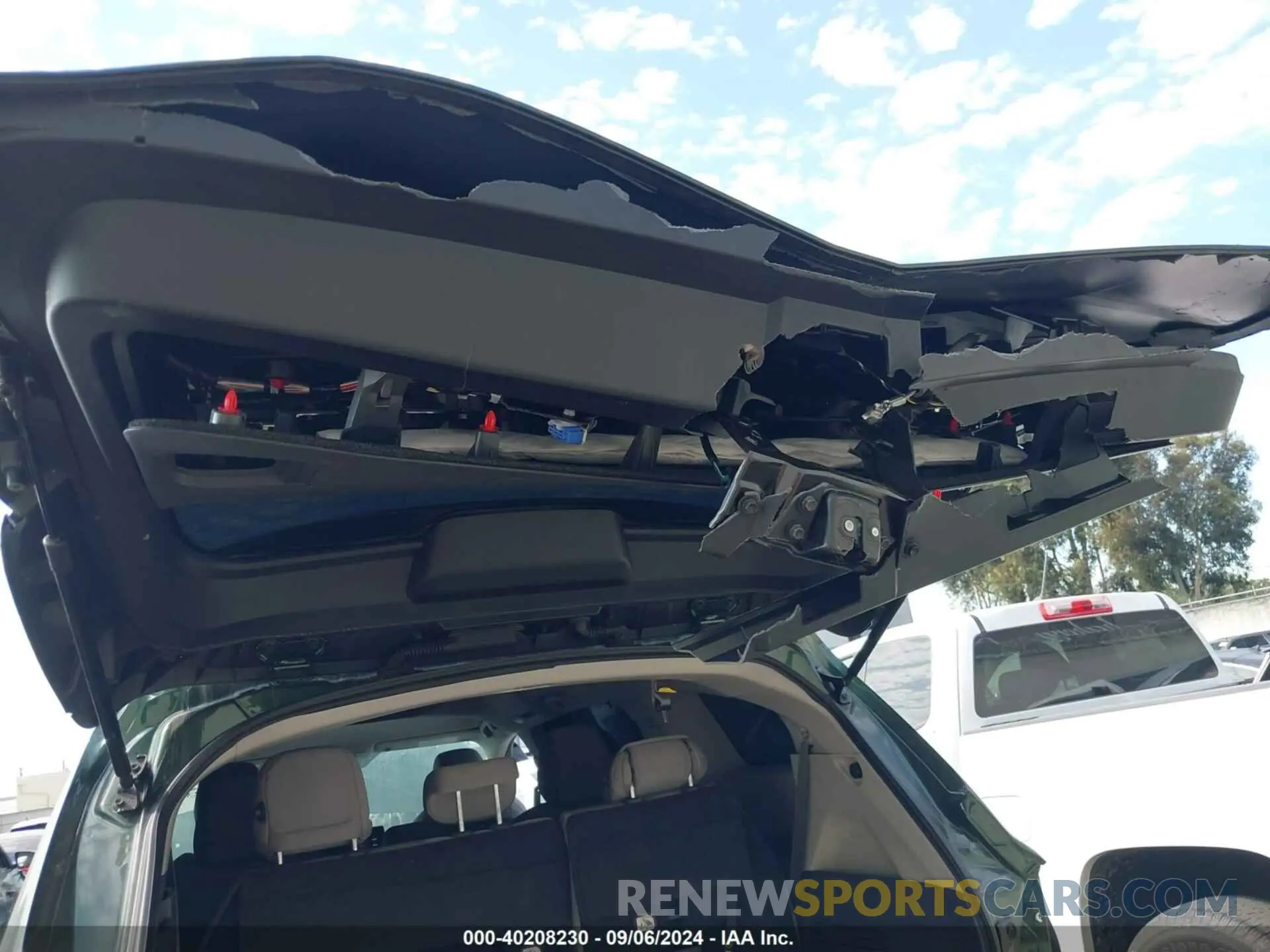 19 Photograph of a damaged car 5TDKRKEC6MS014551 TOYOTA SIENNA 2021