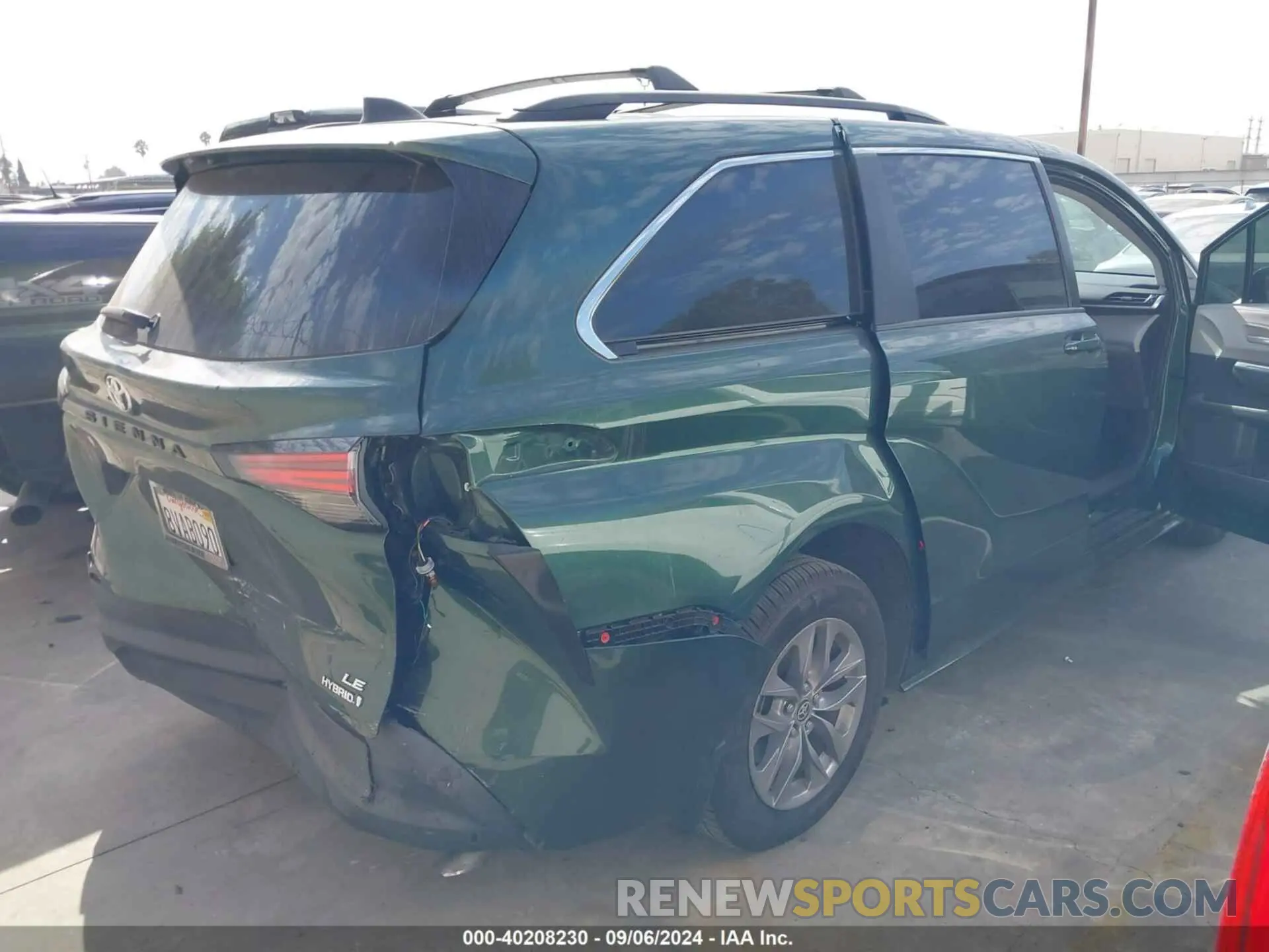 4 Photograph of a damaged car 5TDKRKEC6MS014551 TOYOTA SIENNA 2021