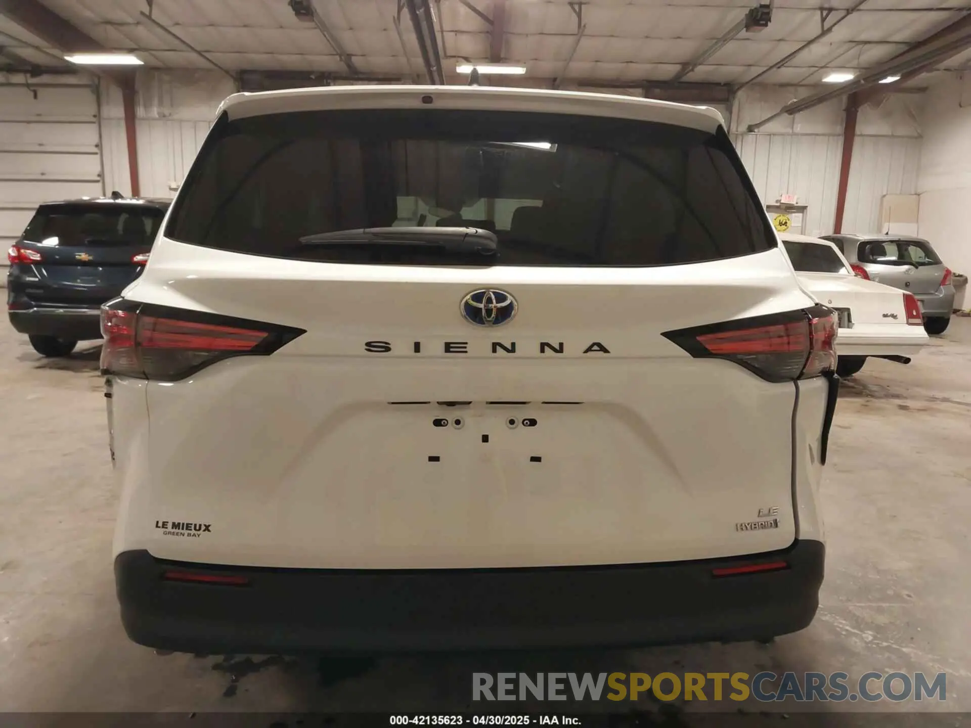 17 Photograph of a damaged car 5TDKRKEC6MS016557 TOYOTA SIENNA 2021