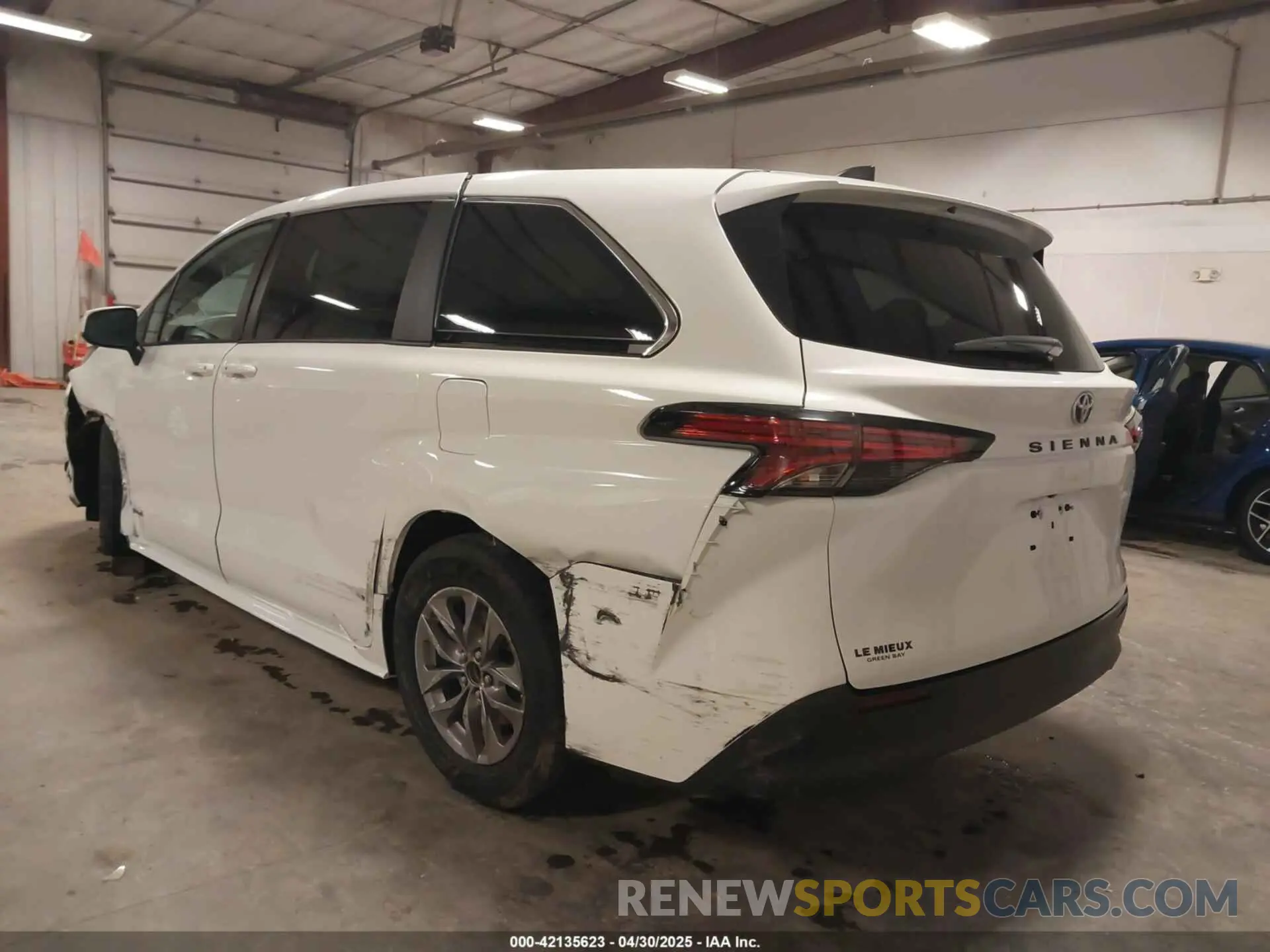 3 Photograph of a damaged car 5TDKRKEC6MS016557 TOYOTA SIENNA 2021