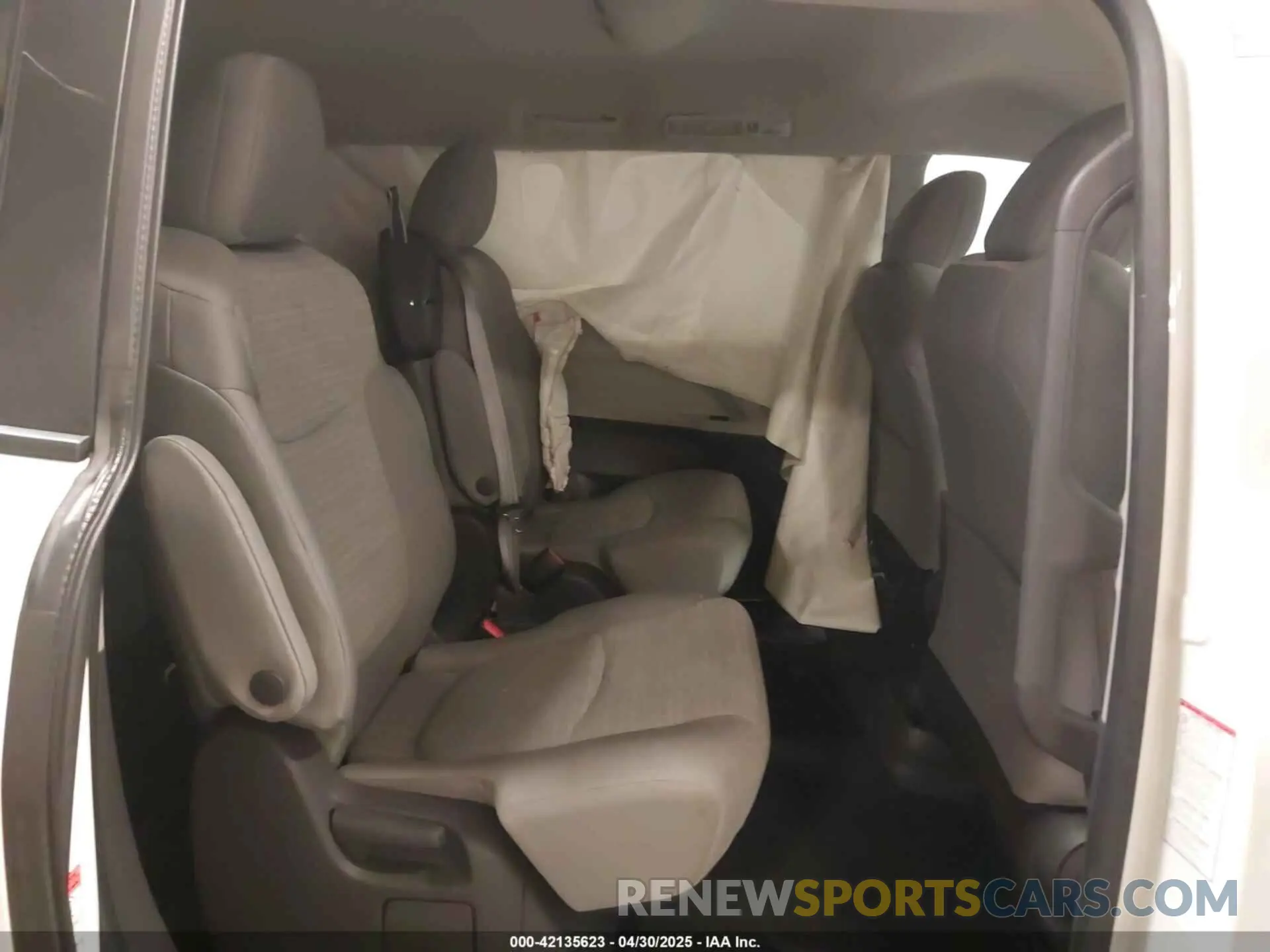 8 Photograph of a damaged car 5TDKRKEC6MS016557 TOYOTA SIENNA 2021