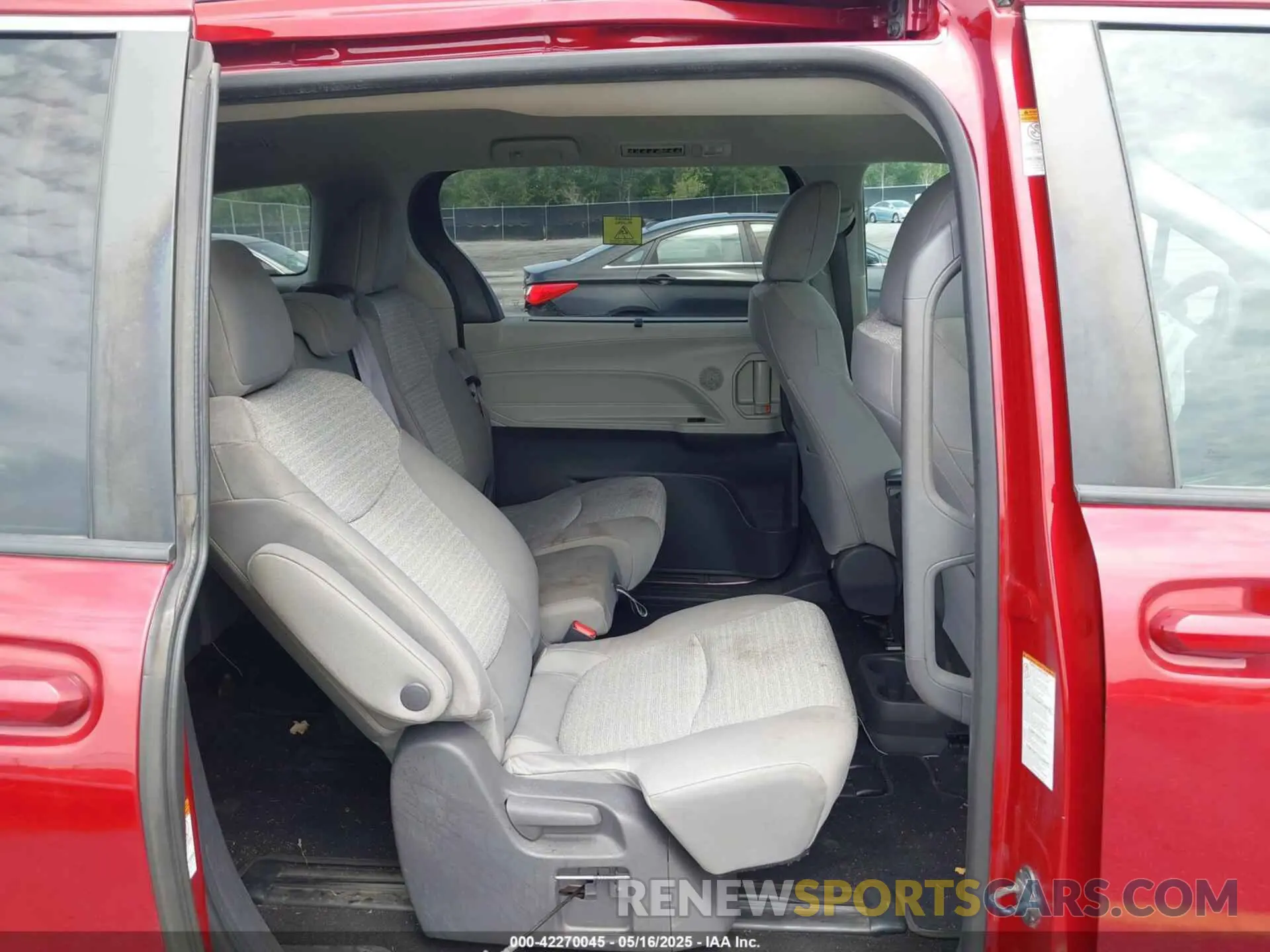 8 Photograph of a damaged car 5TDKRKEC6MS043676 TOYOTA SIENNA 2021