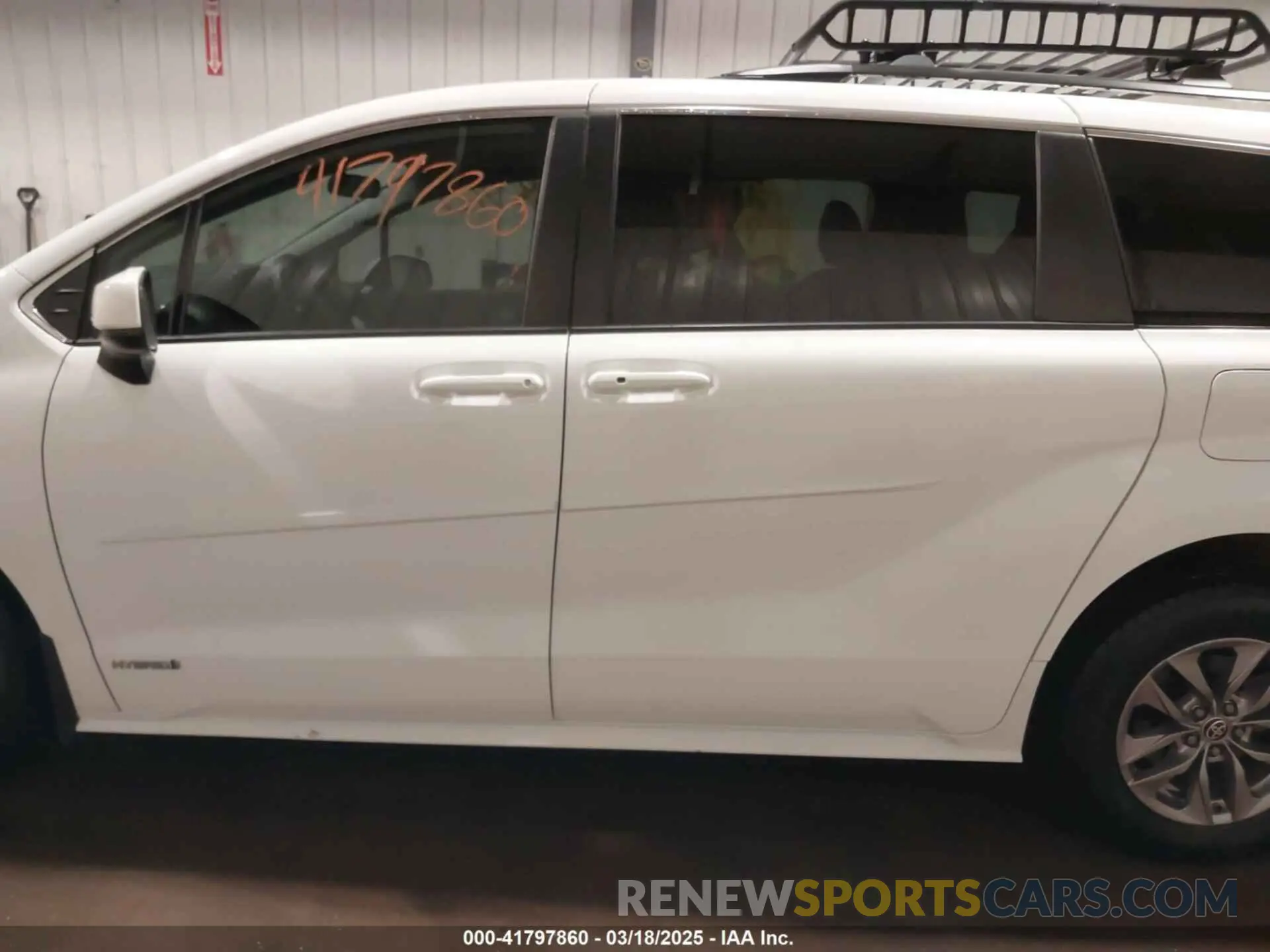 14 Photograph of a damaged car 5TDKRKEC9MS060777 TOYOTA SIENNA 2021