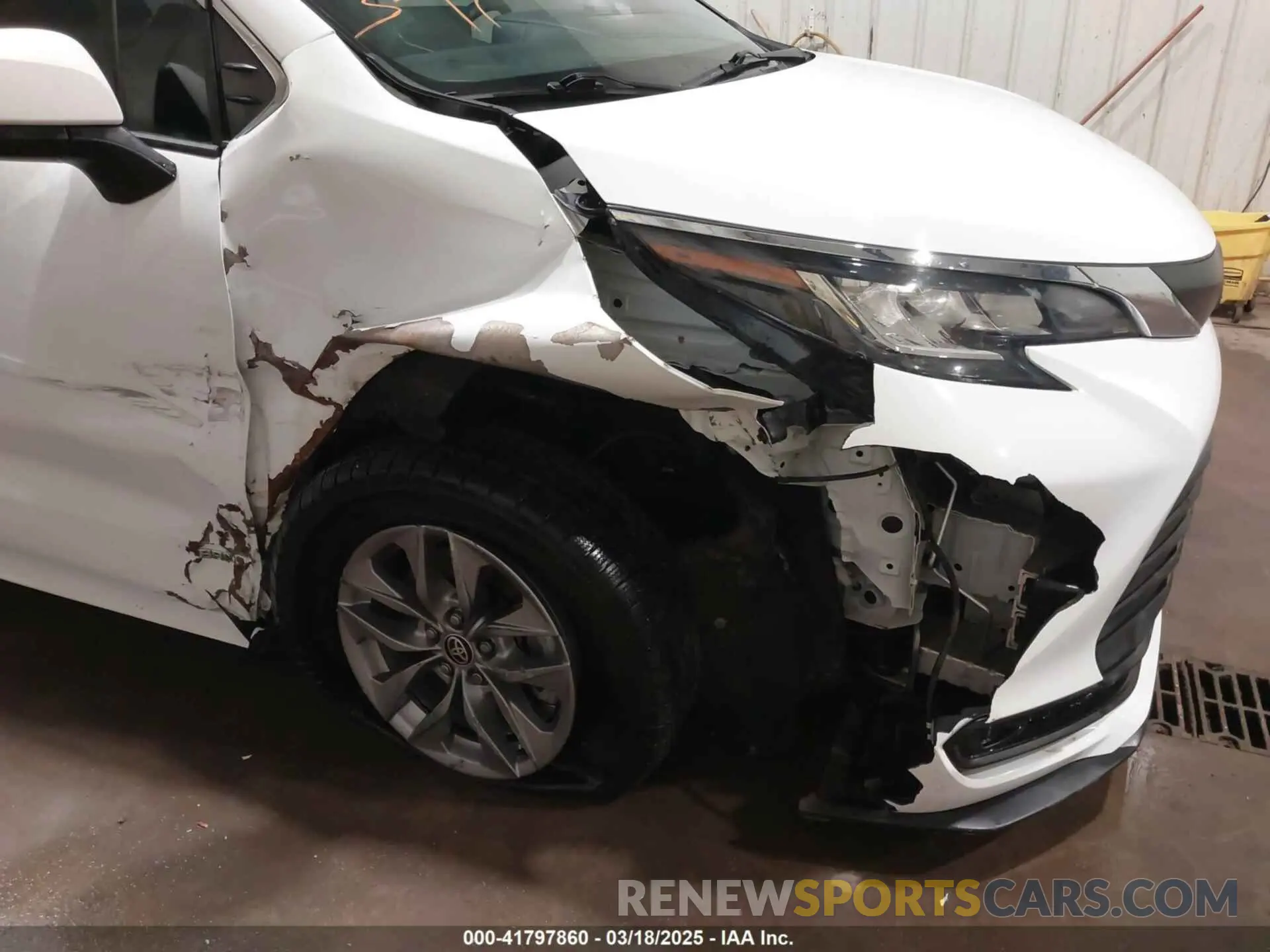 6 Photograph of a damaged car 5TDKRKEC9MS060777 TOYOTA SIENNA 2021