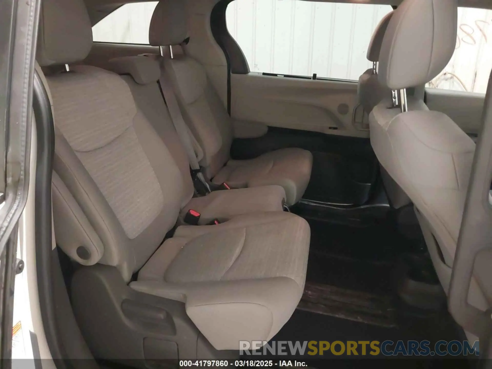 8 Photograph of a damaged car 5TDKRKEC9MS060777 TOYOTA SIENNA 2021