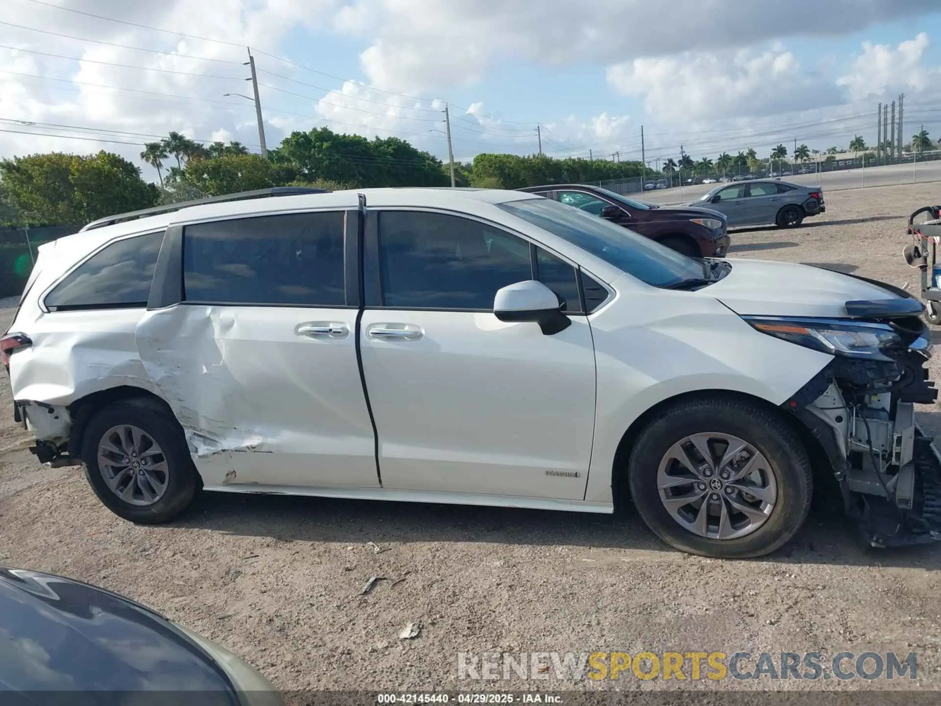 14 Photograph of a damaged car 5TDYRKEC7MS017968 TOYOTA SIENNA 2021