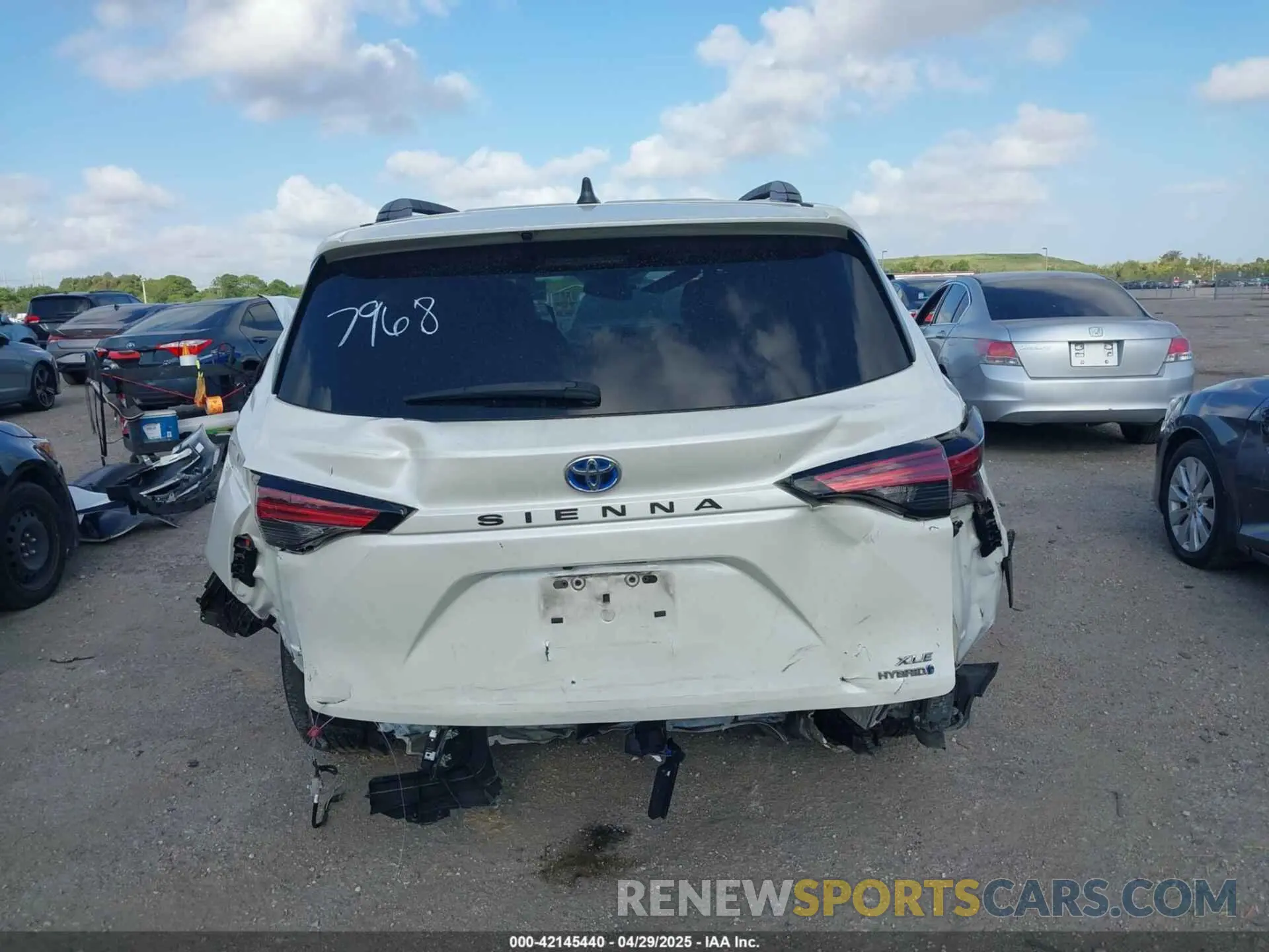 17 Photograph of a damaged car 5TDYRKEC7MS017968 TOYOTA SIENNA 2021