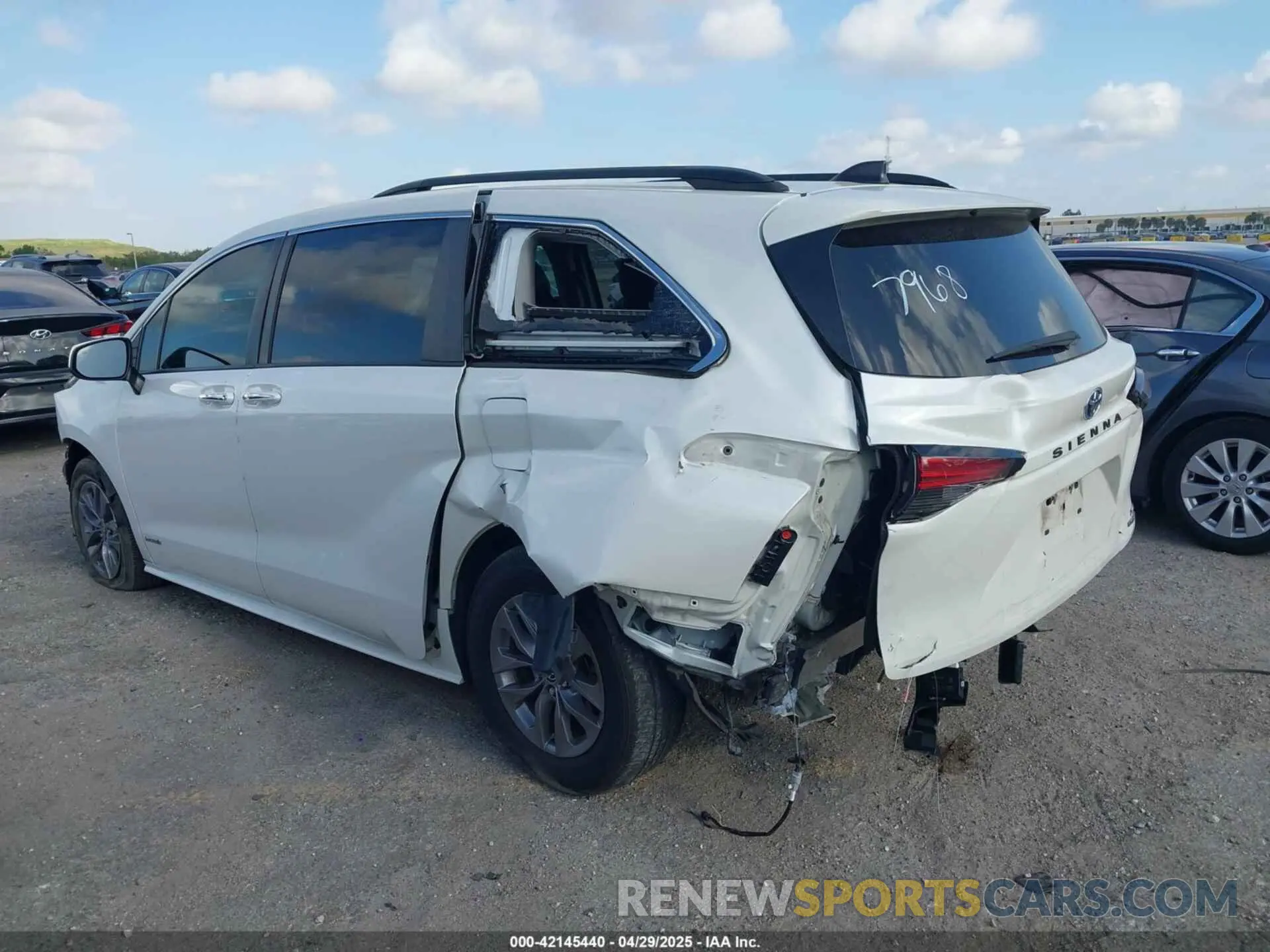 3 Photograph of a damaged car 5TDYRKEC7MS017968 TOYOTA SIENNA 2021