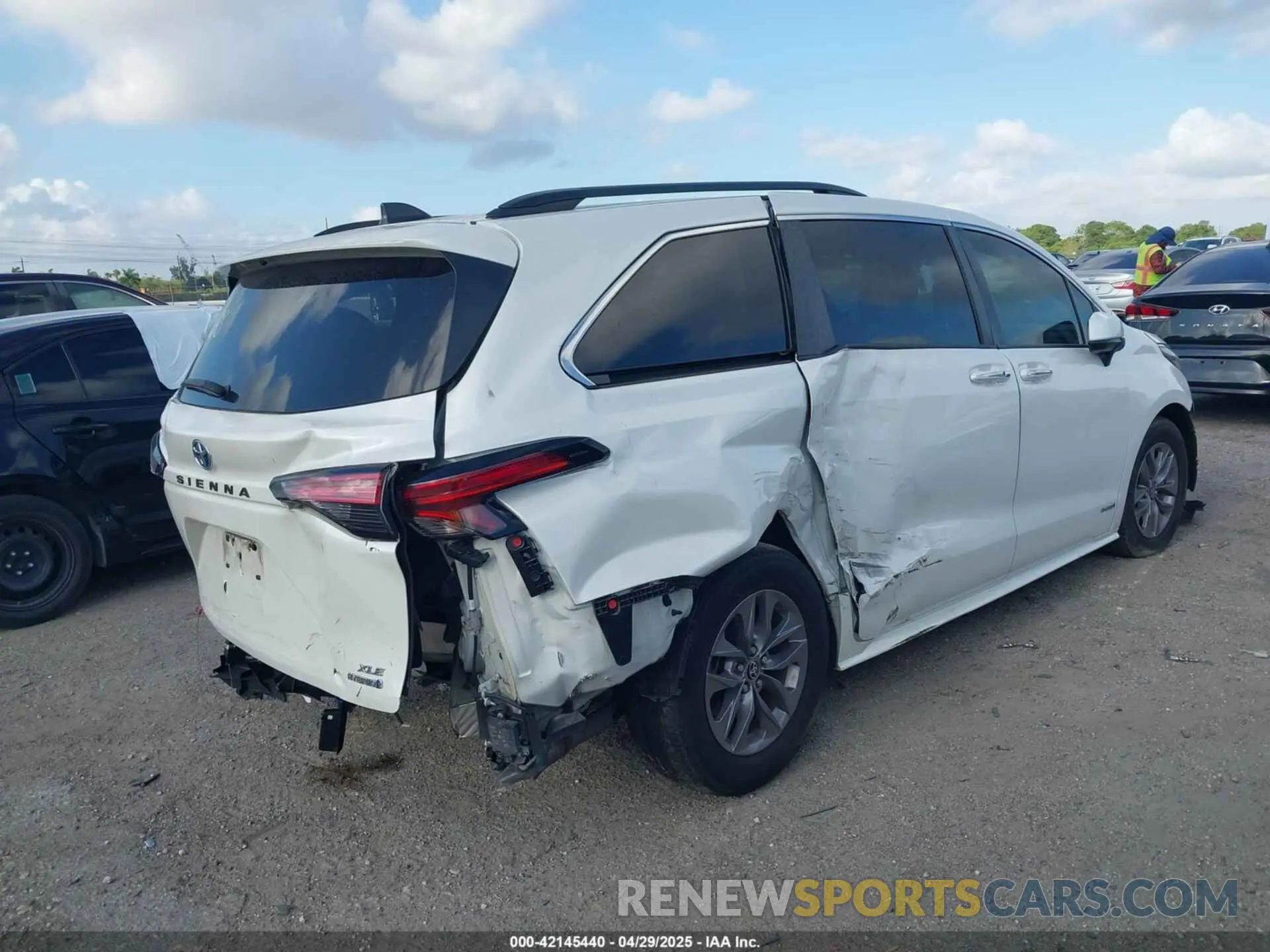 4 Photograph of a damaged car 5TDYRKEC7MS017968 TOYOTA SIENNA 2021