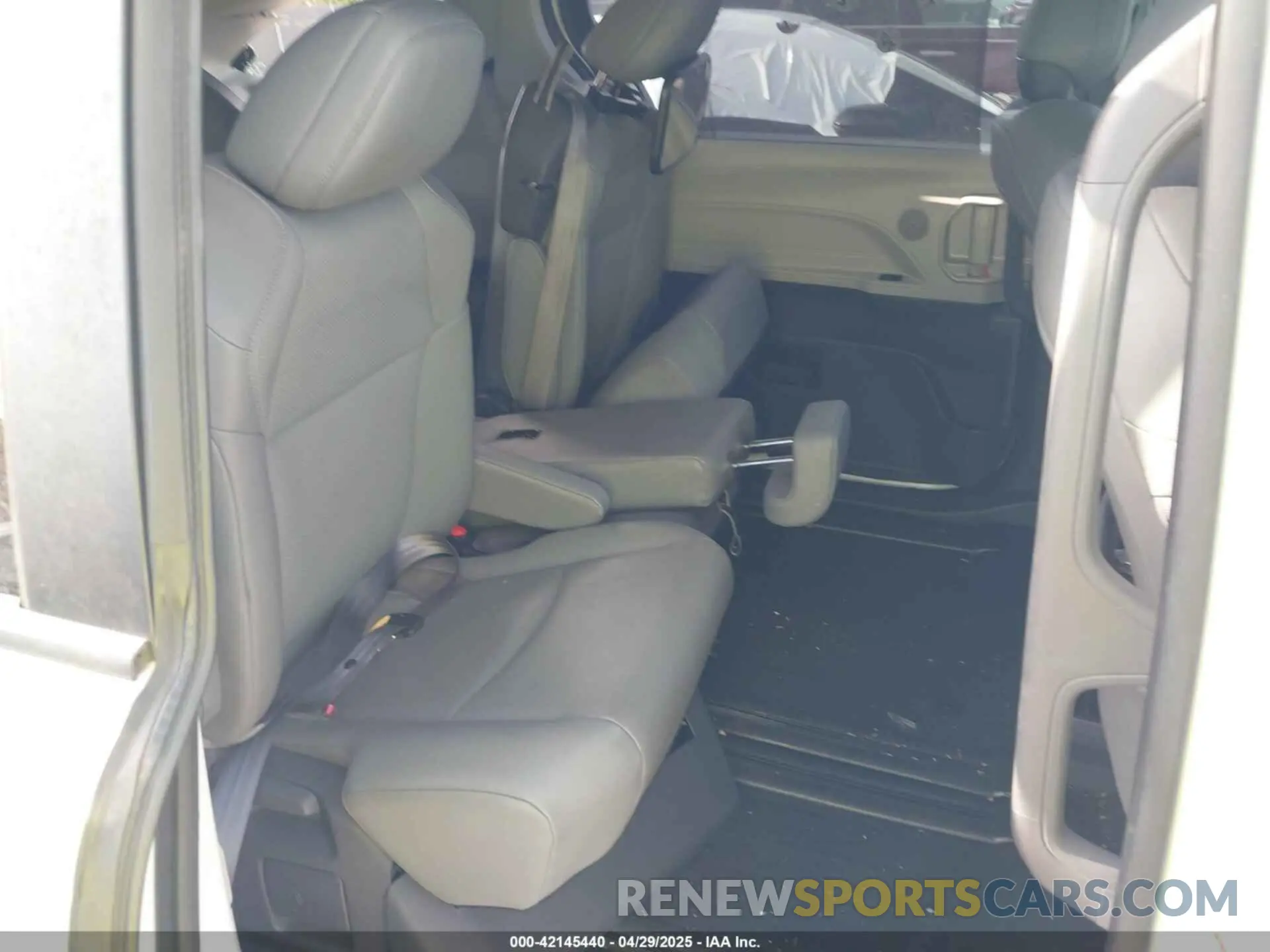 8 Photograph of a damaged car 5TDYRKEC7MS017968 TOYOTA SIENNA 2021