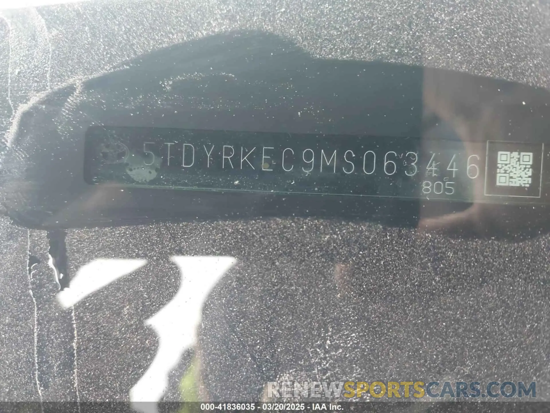 17 Photograph of a damaged car 5TDYRKEC9MS063446 TOYOTA SIENNA 2021