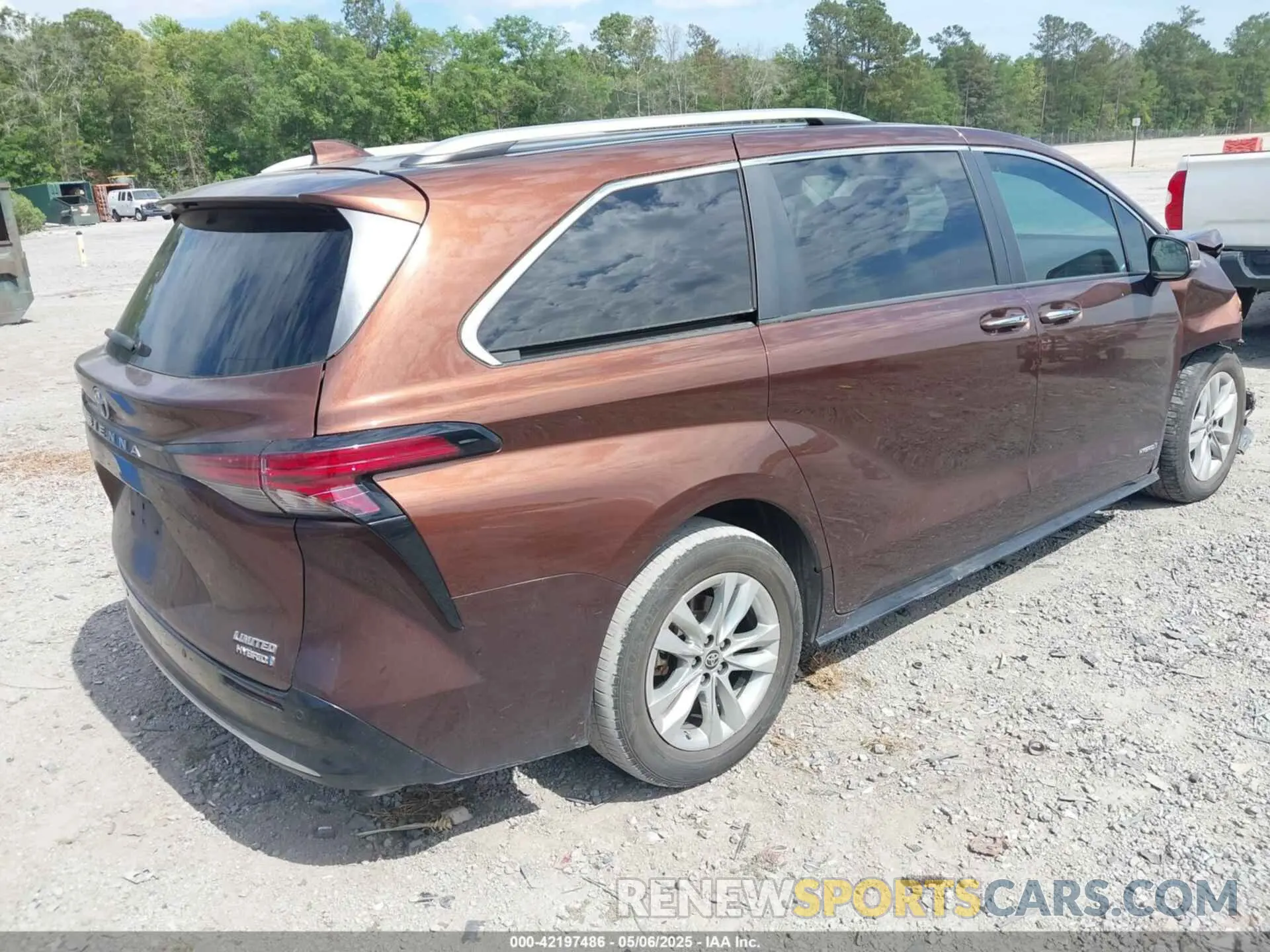 4 Photograph of a damaged car 5TDZRKEC7MS001242 TOYOTA SIENNA 2021