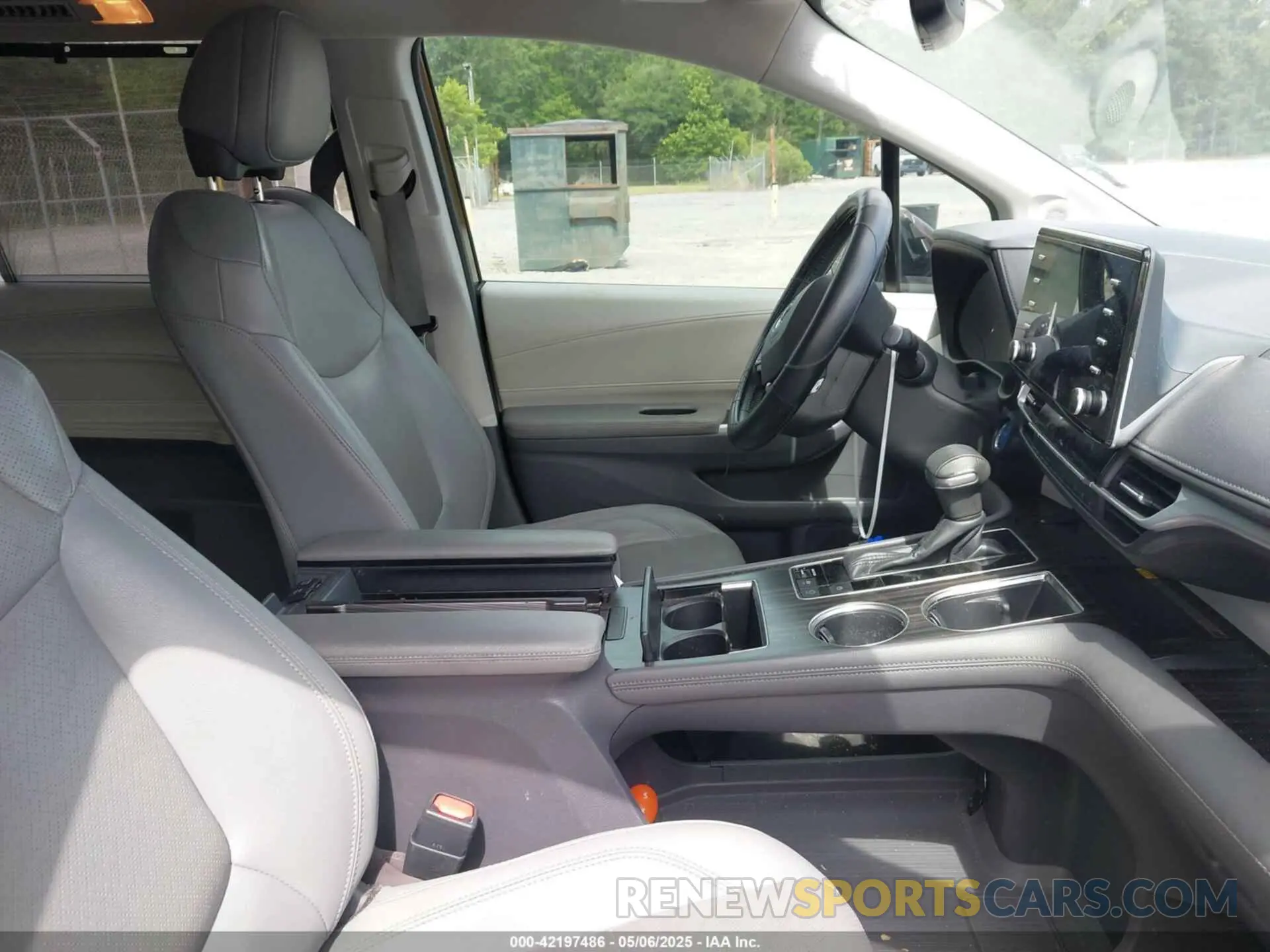 5 Photograph of a damaged car 5TDZRKEC7MS001242 TOYOTA SIENNA 2021