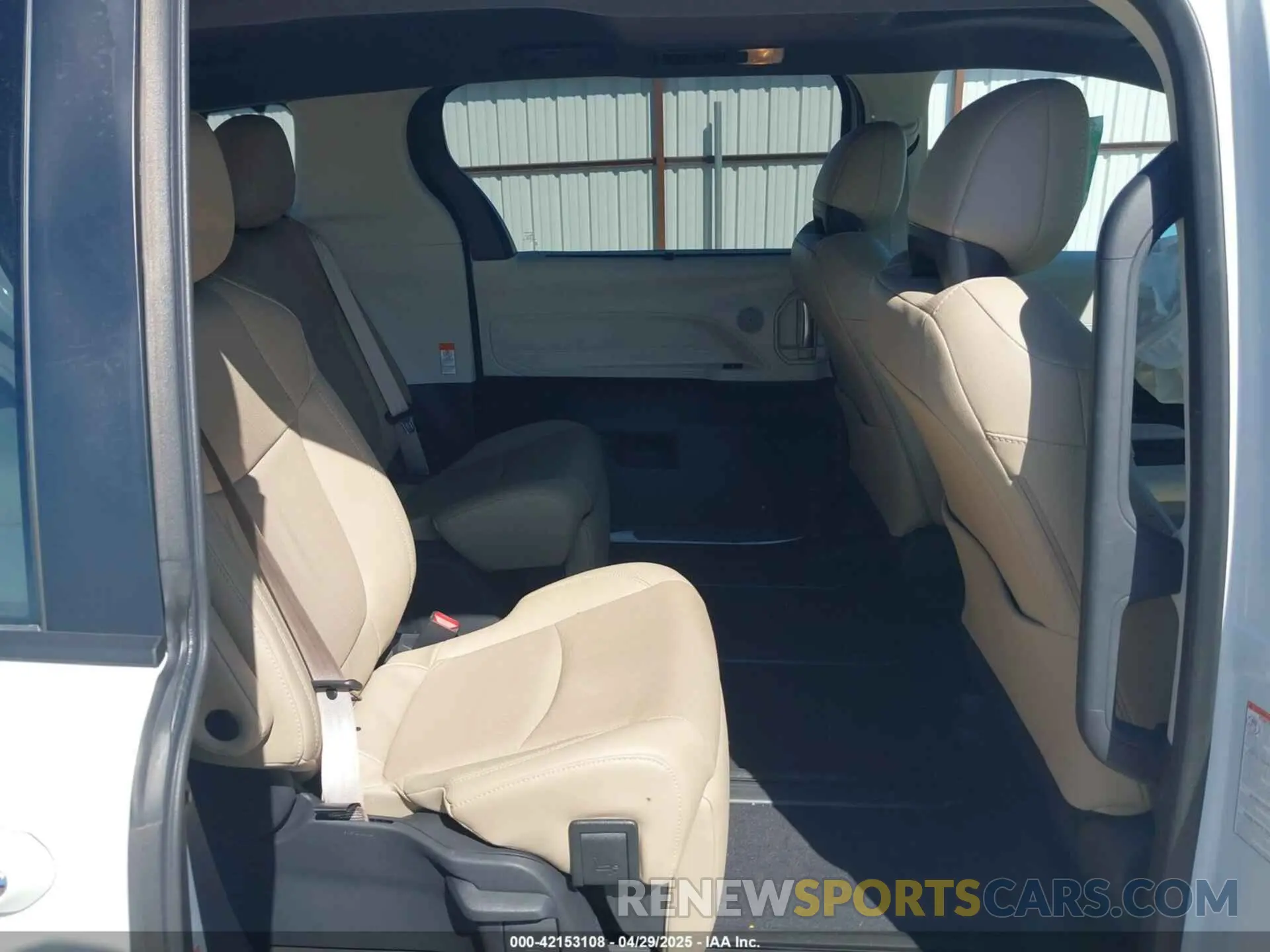 8 Photograph of a damaged car 5TDZRKEC7MS051459 TOYOTA SIENNA 2021