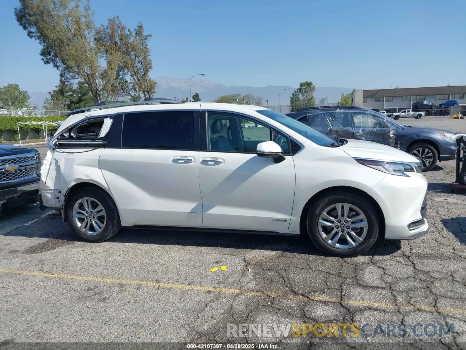 14 Photograph of a damaged car 5TDZSKFC1MS025314 TOYOTA SIENNA 2021