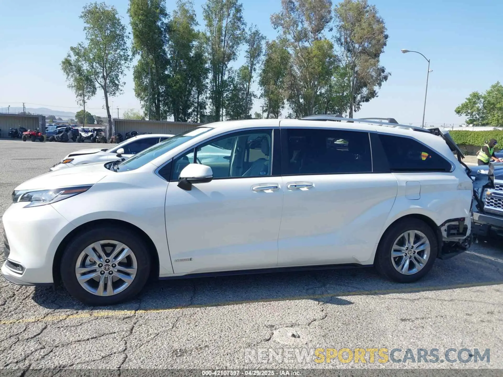 15 Photograph of a damaged car 5TDZSKFC1MS025314 TOYOTA SIENNA 2021