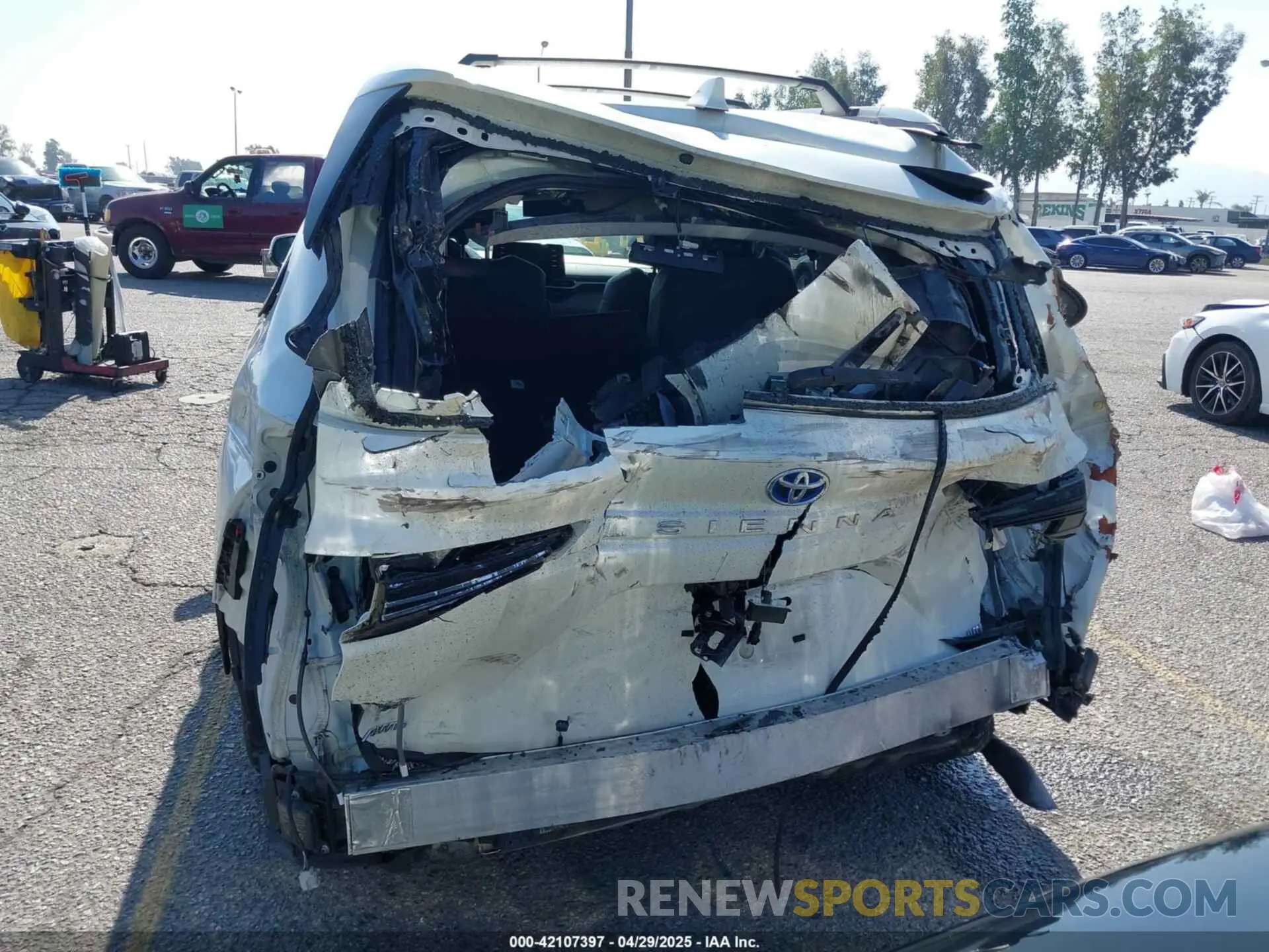 17 Photograph of a damaged car 5TDZSKFC1MS025314 TOYOTA SIENNA 2021