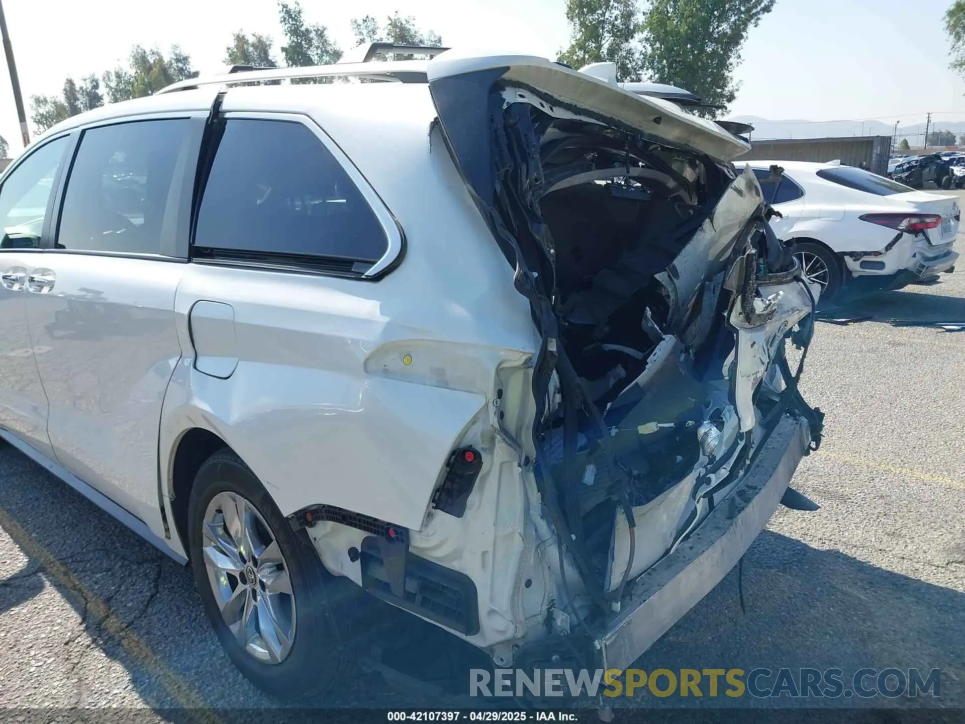 18 Photograph of a damaged car 5TDZSKFC1MS025314 TOYOTA SIENNA 2021
