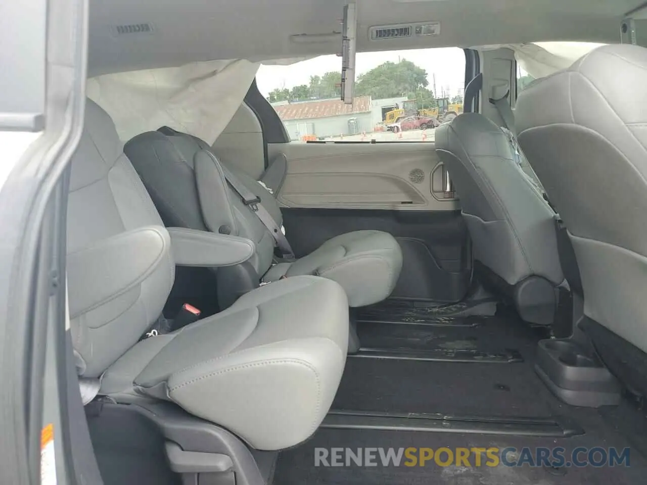 11 Photograph of a damaged car 5TDZSKFC4MS022925 TOYOTA SIENNA 2021