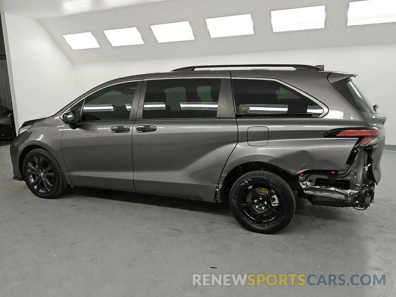2 Photograph of a damaged car 5TDDRKEC6NS097540 TOYOTA SIENNA 2022