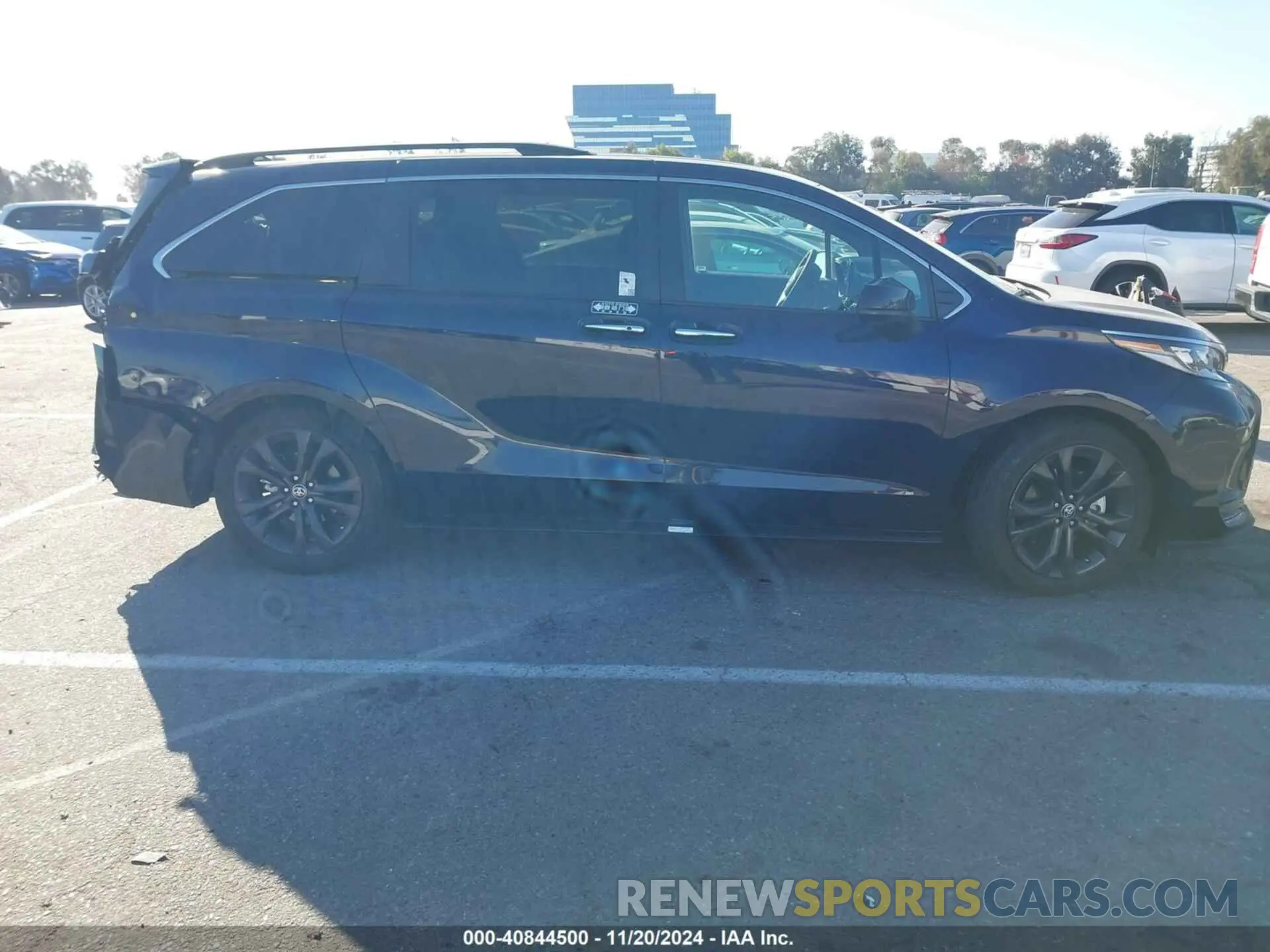 14 Photograph of a damaged car 5TDDRKEC8NS100020 TOYOTA SIENNA 2022