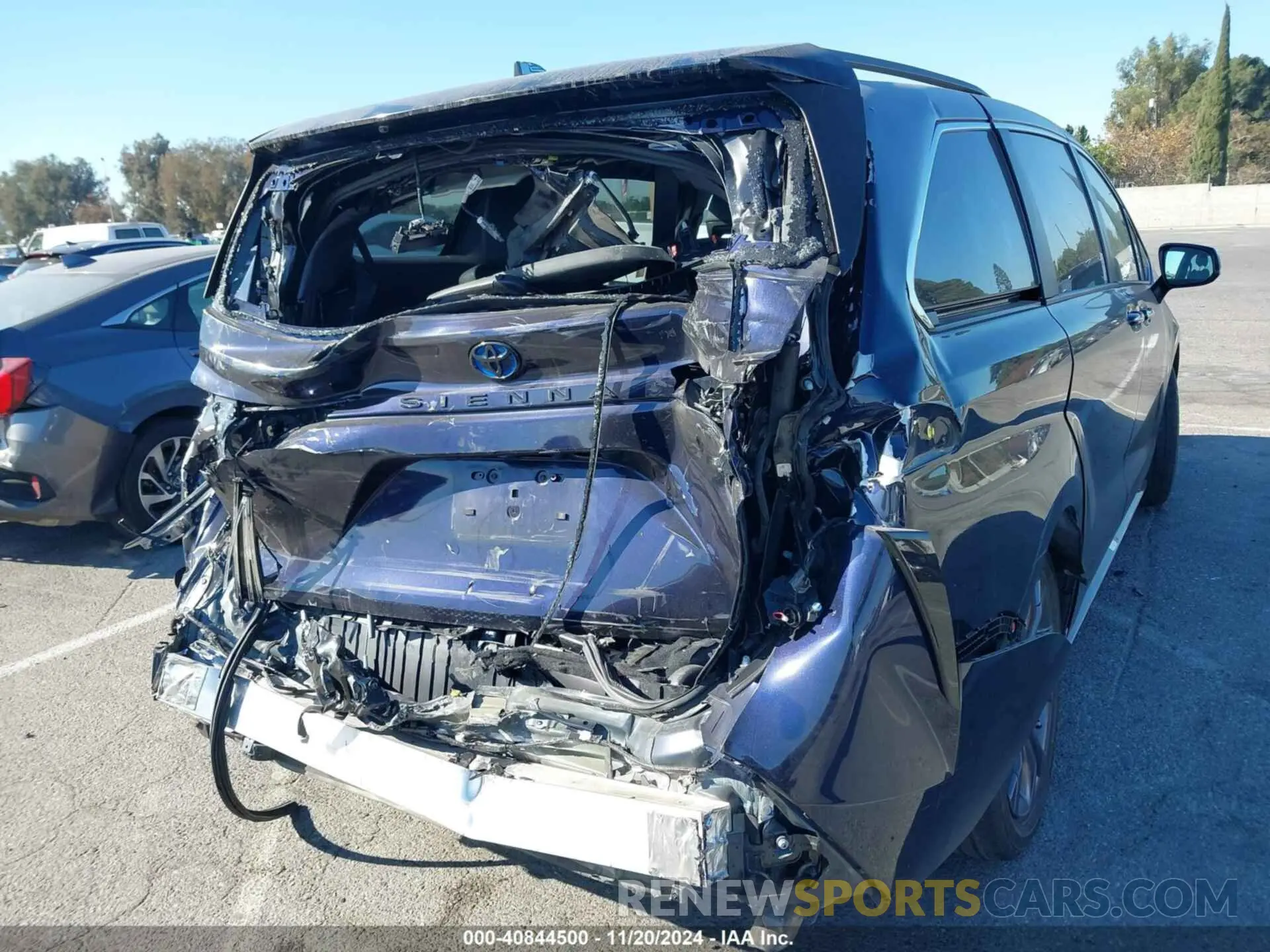 4 Photograph of a damaged car 5TDDRKEC8NS100020 TOYOTA SIENNA 2022