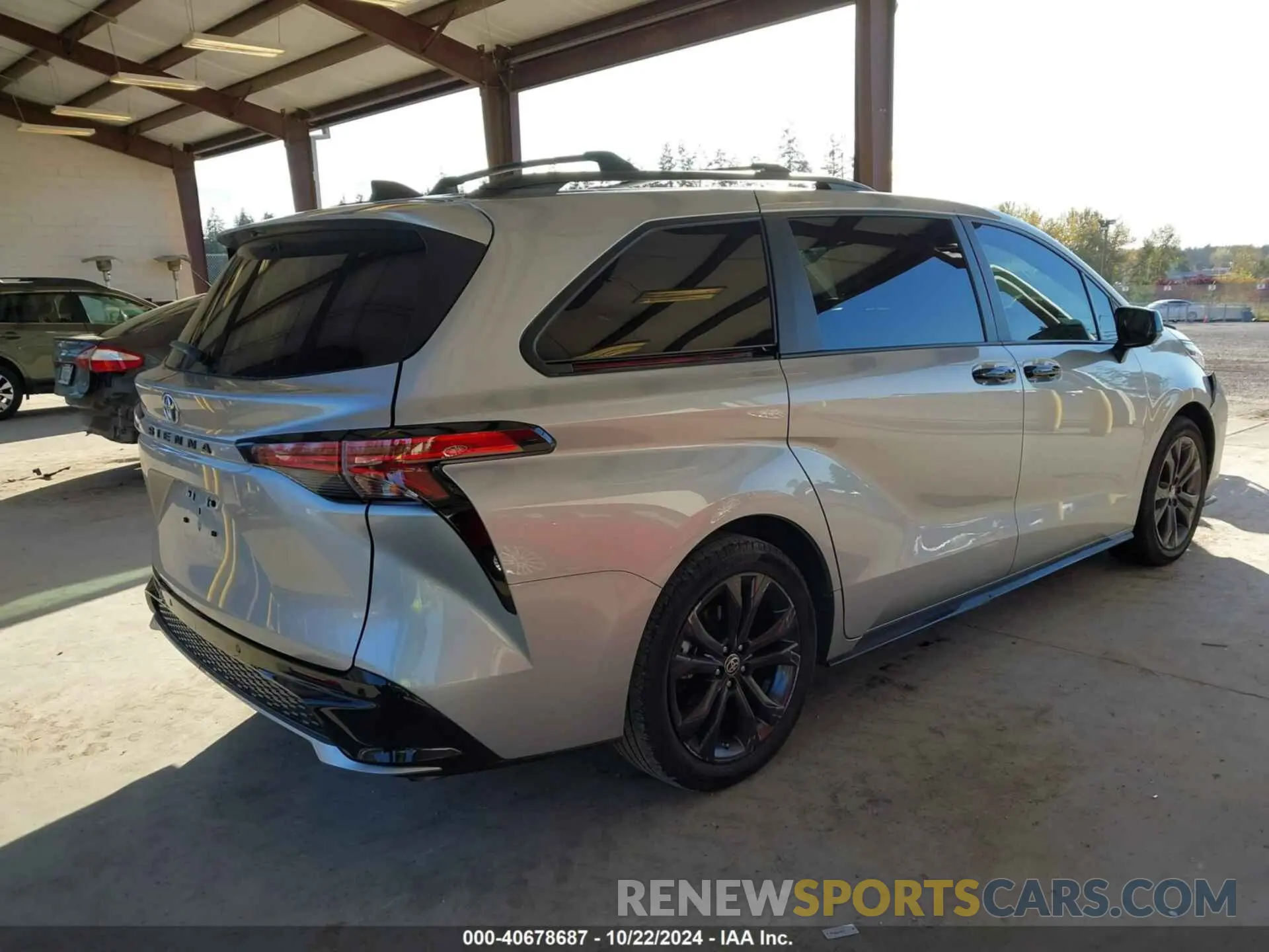 4 Photograph of a damaged car 5TDDRKECXNS098867 TOYOTA SIENNA 2022