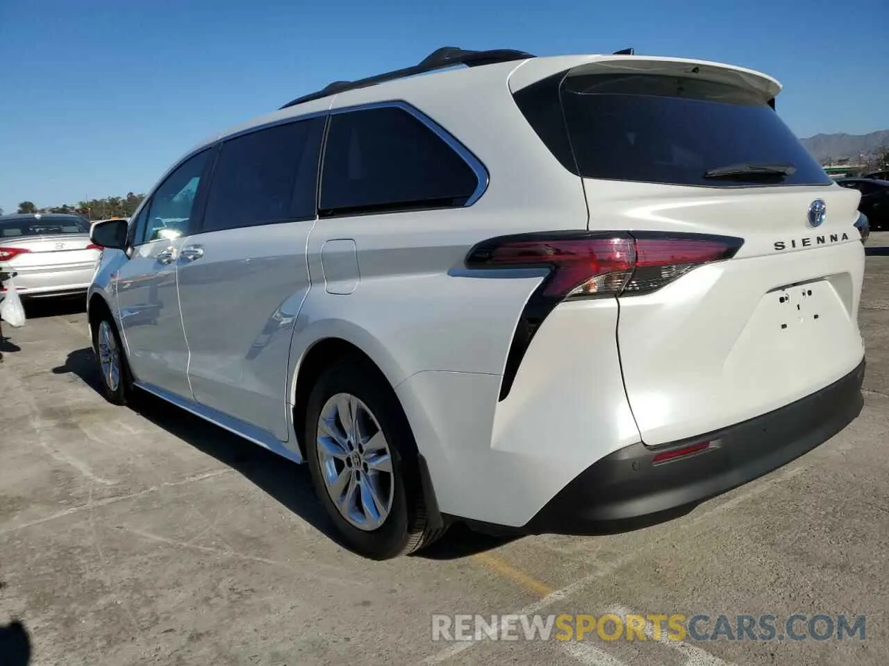 2 Photograph of a damaged car 5TDJRKEC6NS084242 TOYOTA SIENNA 2022