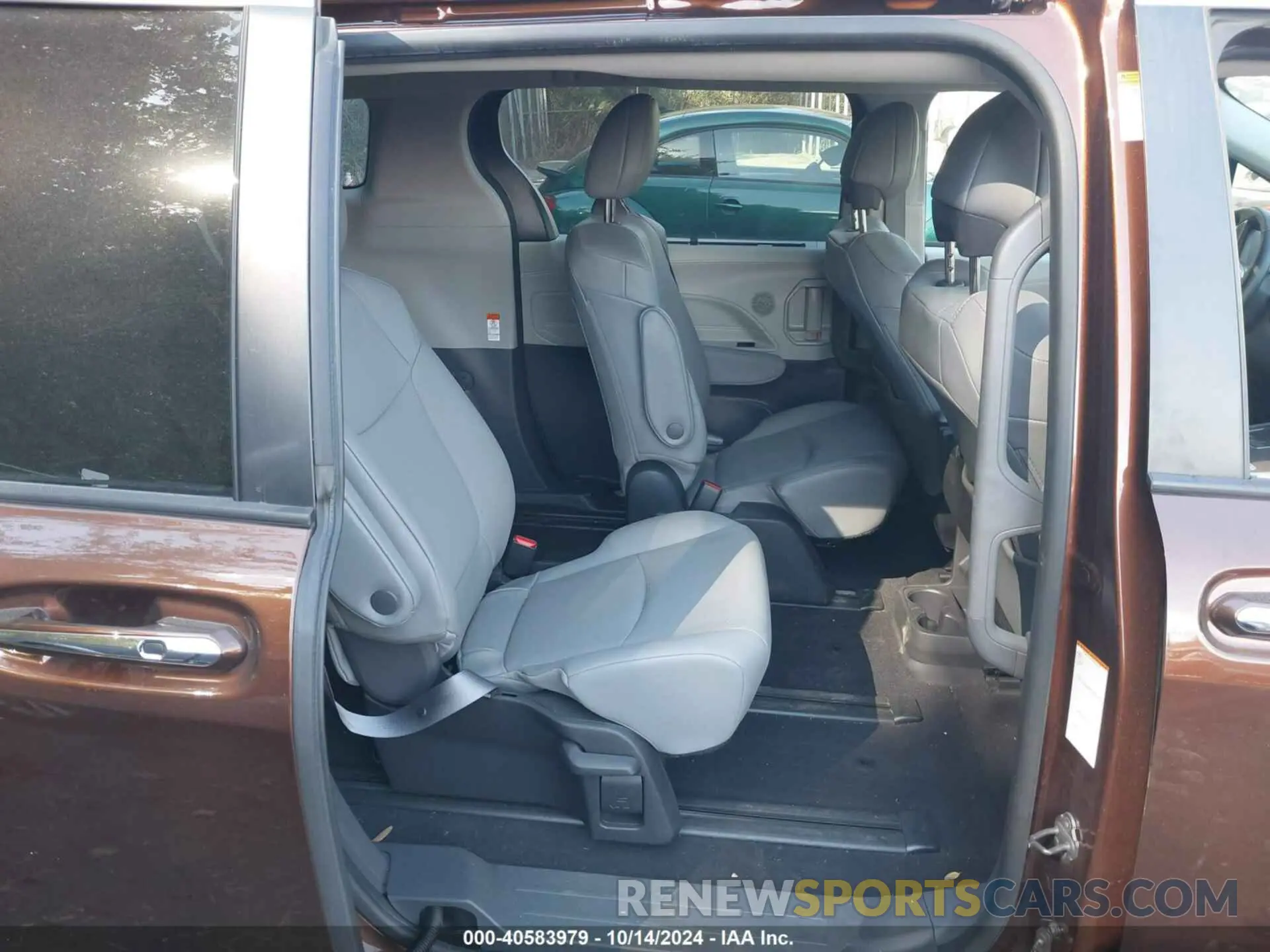 8 Photograph of a damaged car 5TDJRKEC7NS079910 TOYOTA SIENNA 2022