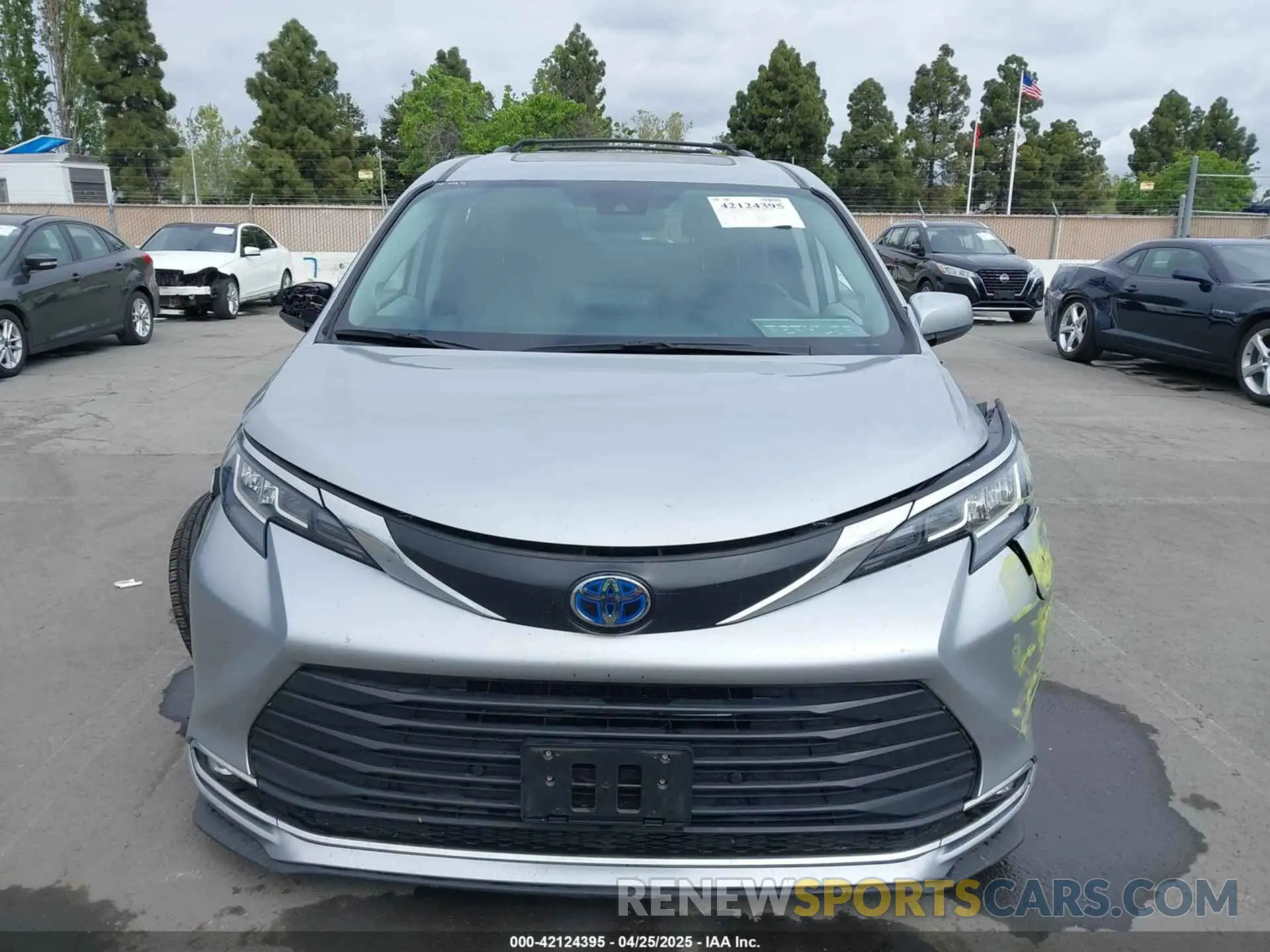 12 Photograph of a damaged car 5TDJRKEC8NS135921 TOYOTA SIENNA 2022