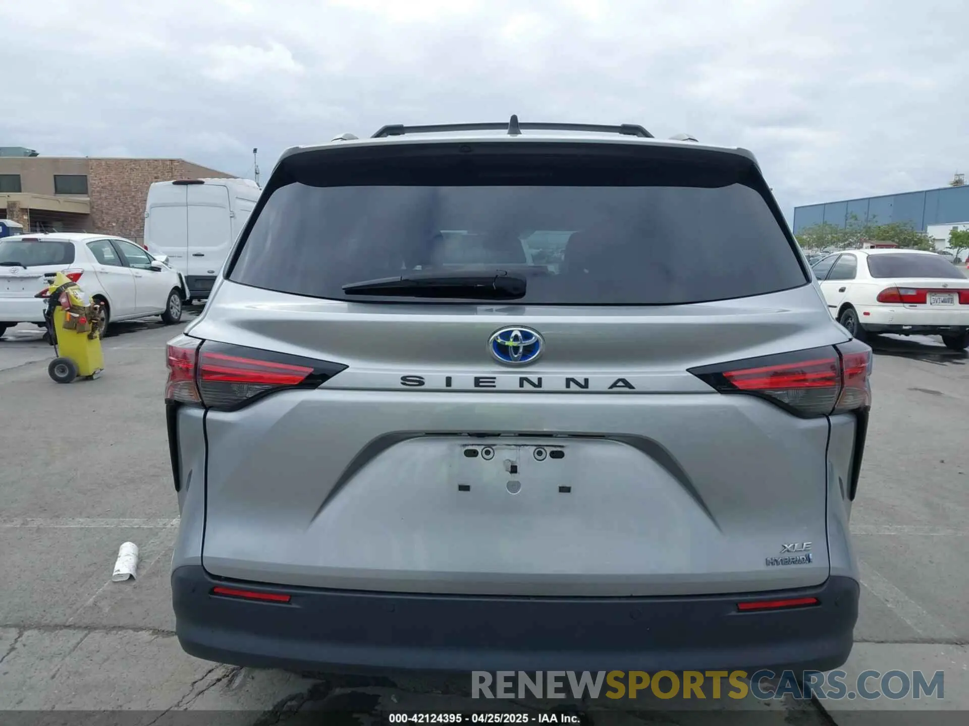 16 Photograph of a damaged car 5TDJRKEC8NS135921 TOYOTA SIENNA 2022