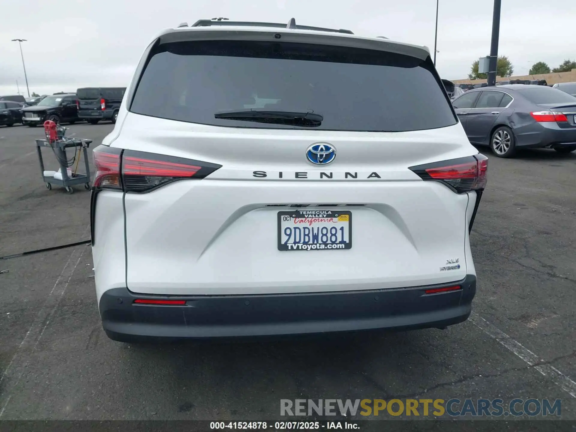 17 Photograph of a damaged car 5TDJRKECXNS135662 TOYOTA SIENNA 2022