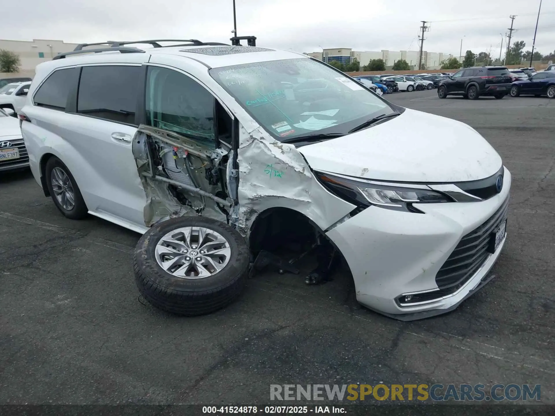 6 Photograph of a damaged car 5TDJRKECXNS135662 TOYOTA SIENNA 2022