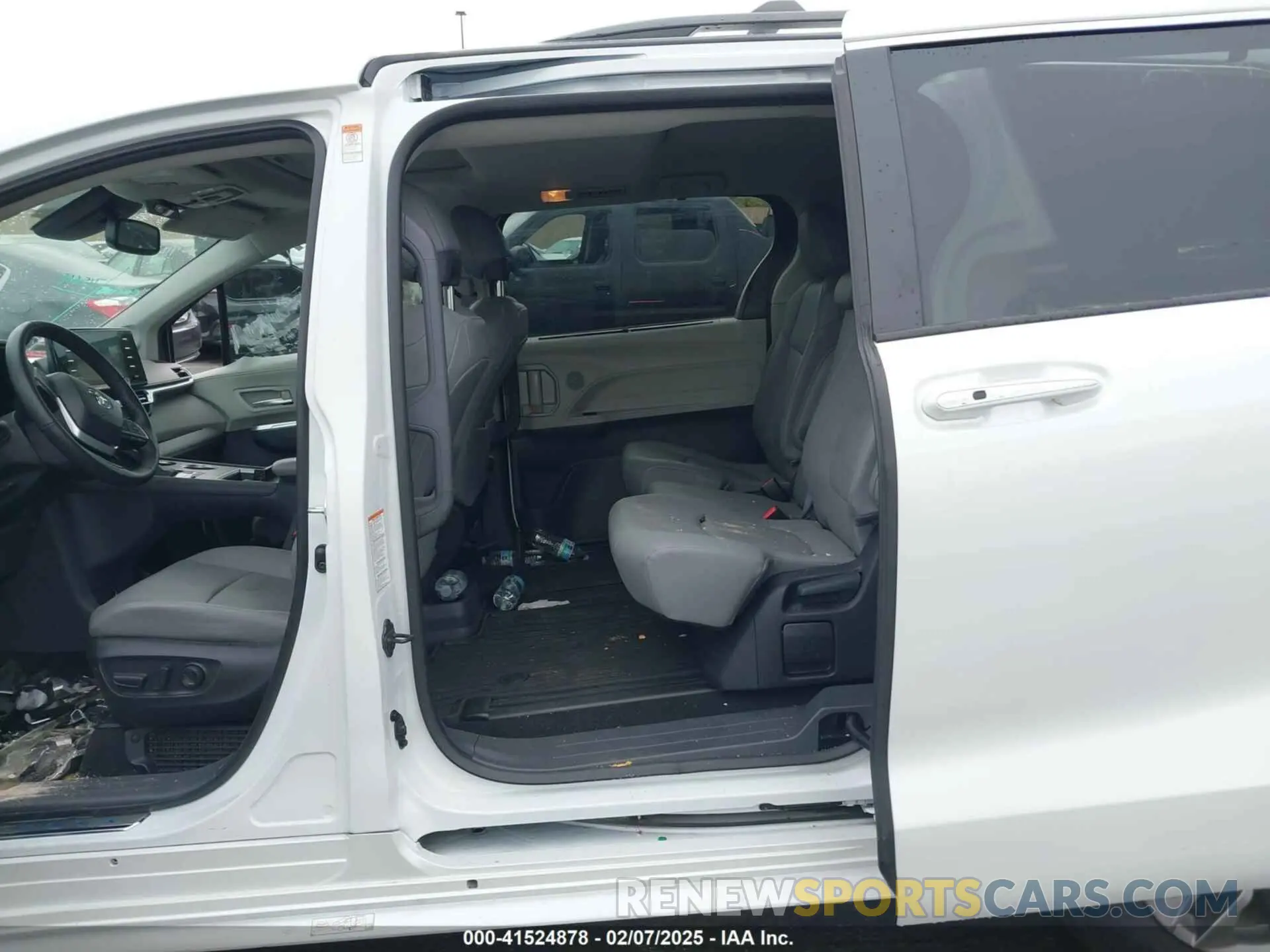 8 Photograph of a damaged car 5TDJRKECXNS135662 TOYOTA SIENNA 2022